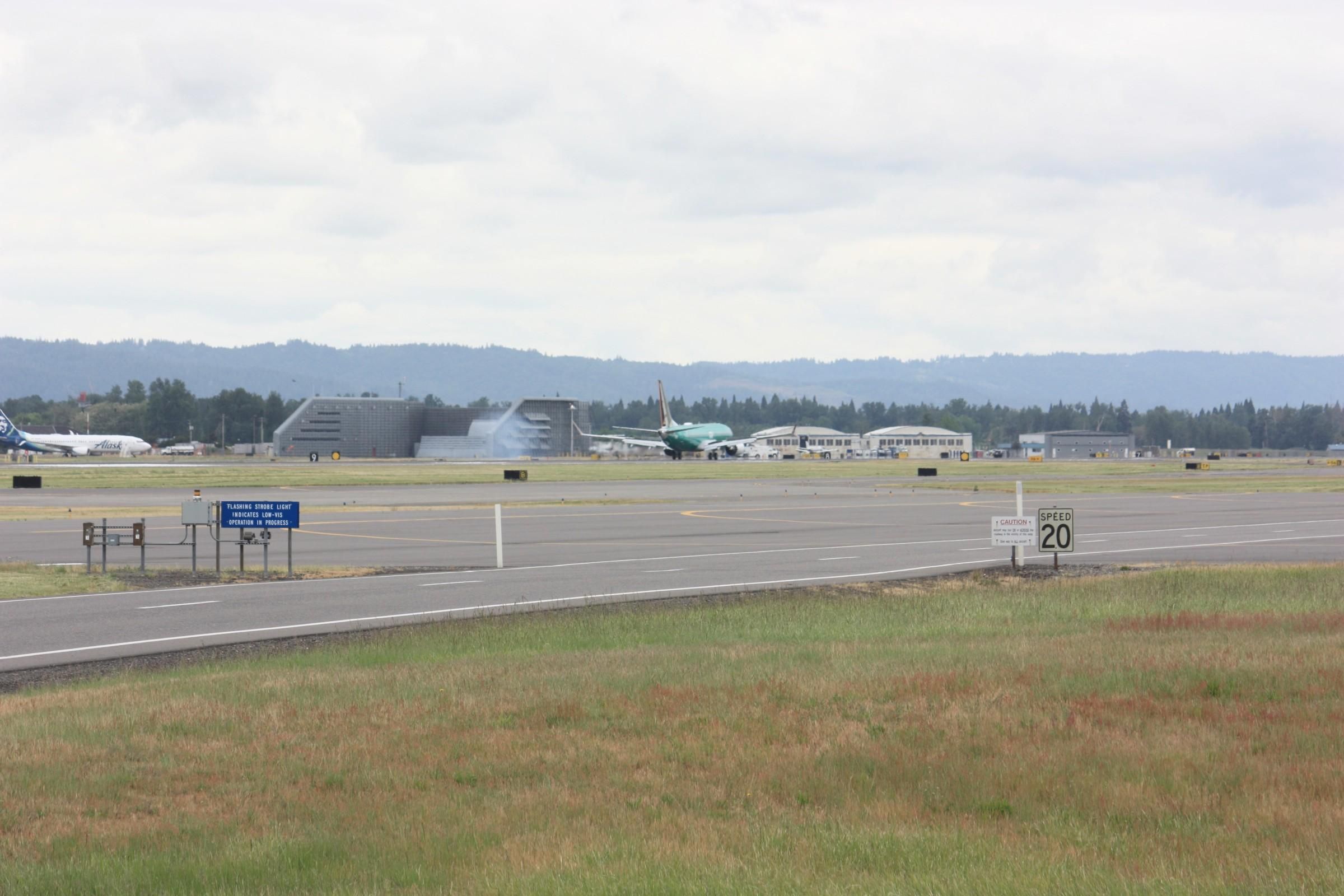 737 MAX8 landing at Portland Int'l Airport PDX Runway 28L, in green protective coating with no paint yet
May 13, 2025
Portland, Oregon
photo by Ian Kluft