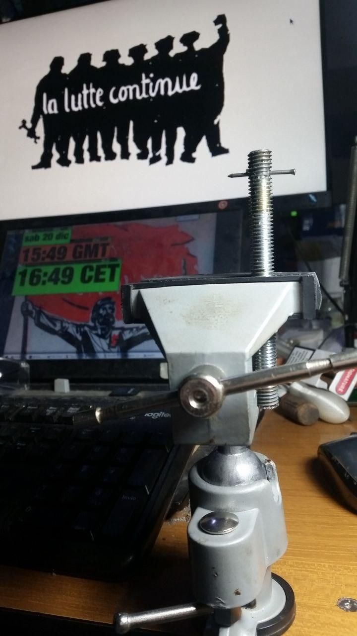 Barra filettata M10 con la punta attraversata da un chiodo da 1,7×25 mm che NON è stato piantato a martellate.