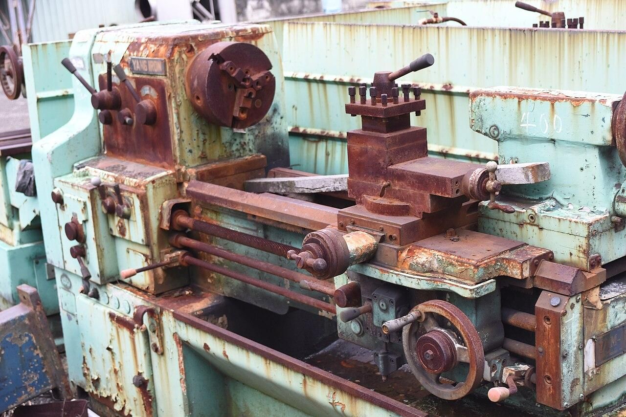 A rusty lathe.
Source: https://commons.wikimedia.org/wiki/File:%E8%87%BA%E5%8C%97%E6%A9%9F%E5%BB%A056.jpg
