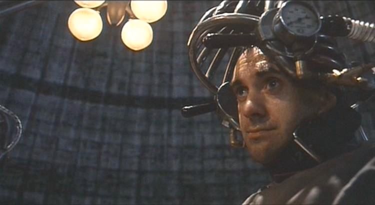 Guardare Brazil di Terry Gilliam nel 2025 fa un effetto strano: quello che 40 anni fa sembrava una satira esagerata della burocrazia oggi sembra un documentario. Errori di sistema che rovinano vite, tecnologie che promettono efficienza ma creano frustrazione, algoritmi che categorizzano male le persone. Il regista aveva semplicemente fotografato dinamiche già presenti negli anni 80 che si sono amplificate fino a diventare il nostro quotidiano.

La cosa più inquietante? Sembra persino ottimista.