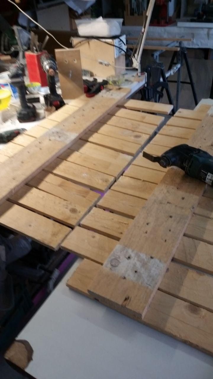 Il bancale che diventerà il ripiano di base tagliato alla misura giusta usando il seghetto vibrante che è sul piano.
Il tavolo semovente è stato  un ottimo piano di lavoro.