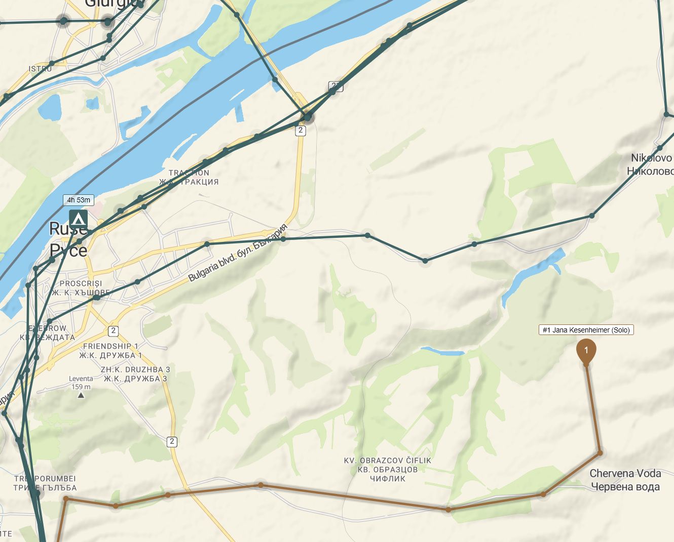 Screenshot der Karte des Rennens. Die bisherigen Streckenverläufe durch Ruse und Giurgiu beiderseits der Donau sind sichtbar. Der Dot von #1 war erst südlich noch vor Ruse abgebogen Richtung Osten, ist jetzt aber auf einem selbst in hoher Kartenauflösung kaum sichtbaren Weg Richtung Norden zur Donau unterwegs und hat damit die Stadt umfahren.