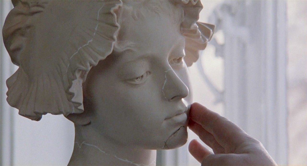 Screenshot from Trois Couleurs, a porcelaine statue is all broke up.
