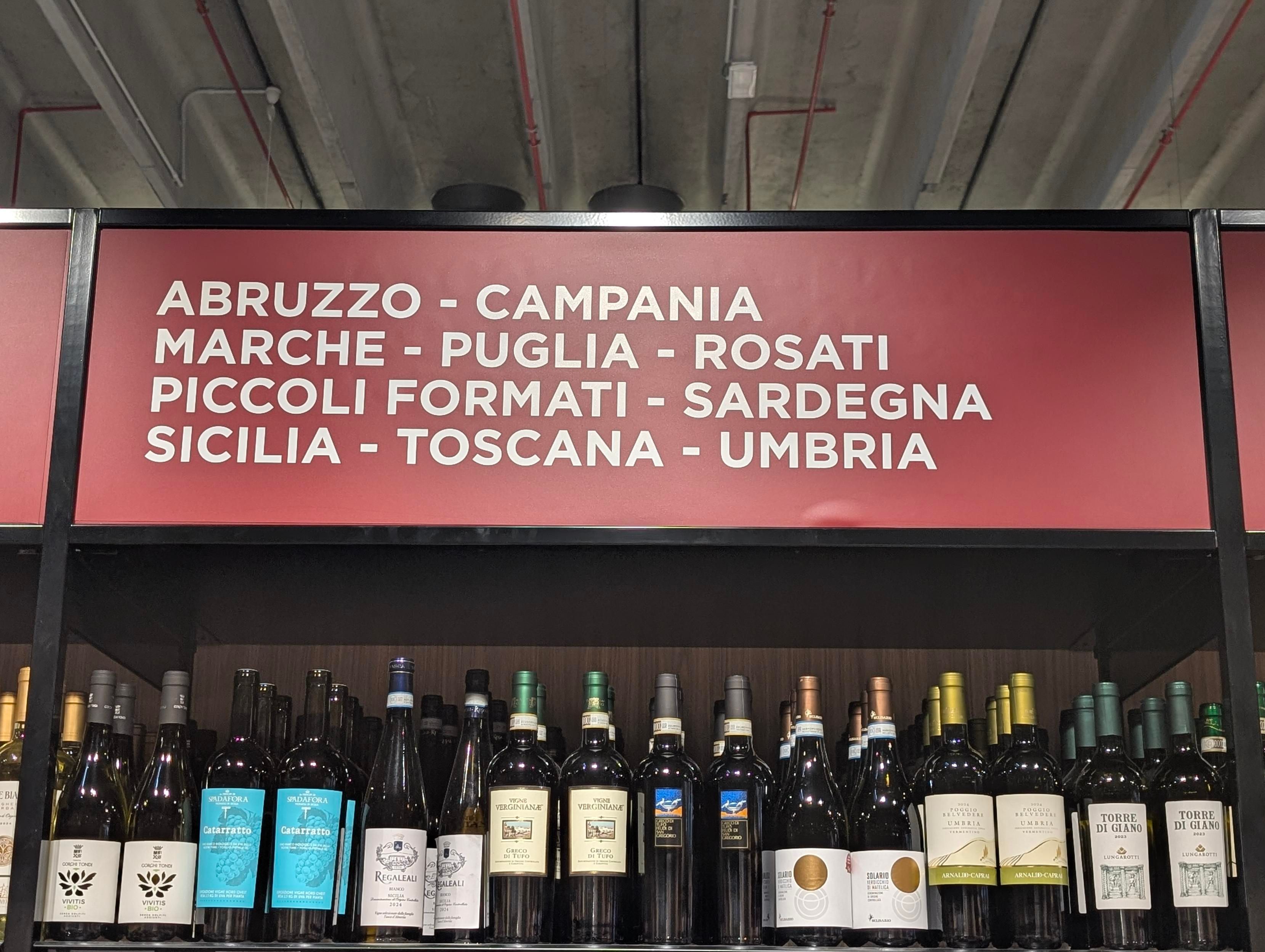 Carrello indicante i vini presenti nello scaffale.

ABRUZZO - CAMPΑΝΙΑ

MARCHE - PUGLIA - ROSATI

PICCOLI FORMATI - SARDEGNA

SICILIA - TOSCANA - UMBRIA
