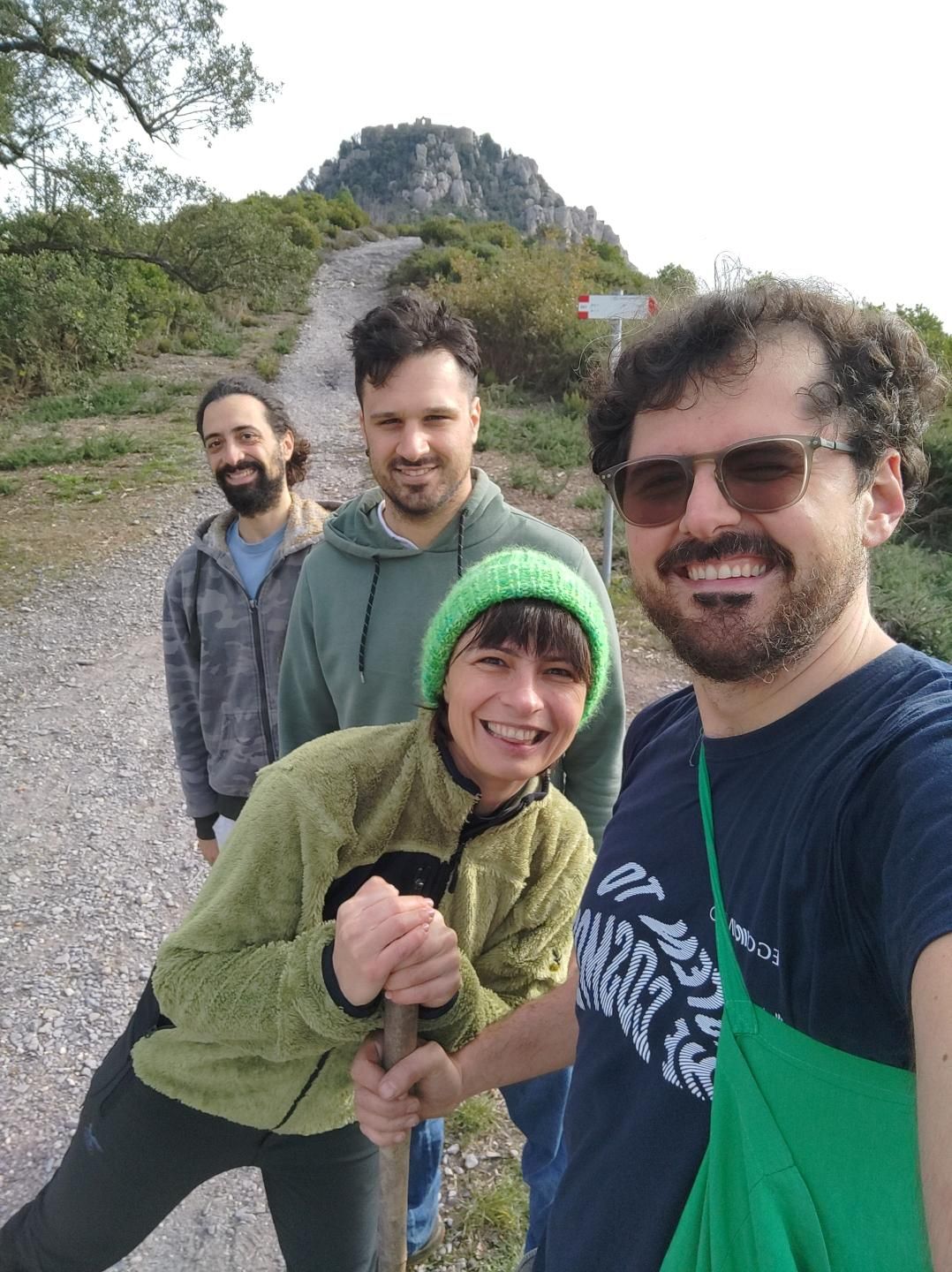 Quattro persone del Guerrilla Gardening Pisamo in posa davanti la Rocca della Verruca.