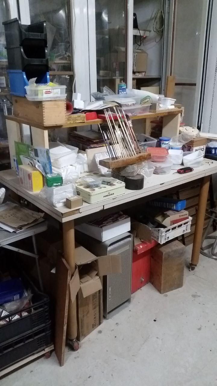 Tavolo da cucina (al quale sono state aggiunte rotelle) sopra il quale è stato aggiunto un ripiano in modo da avere più superficie da mettere in disordine.