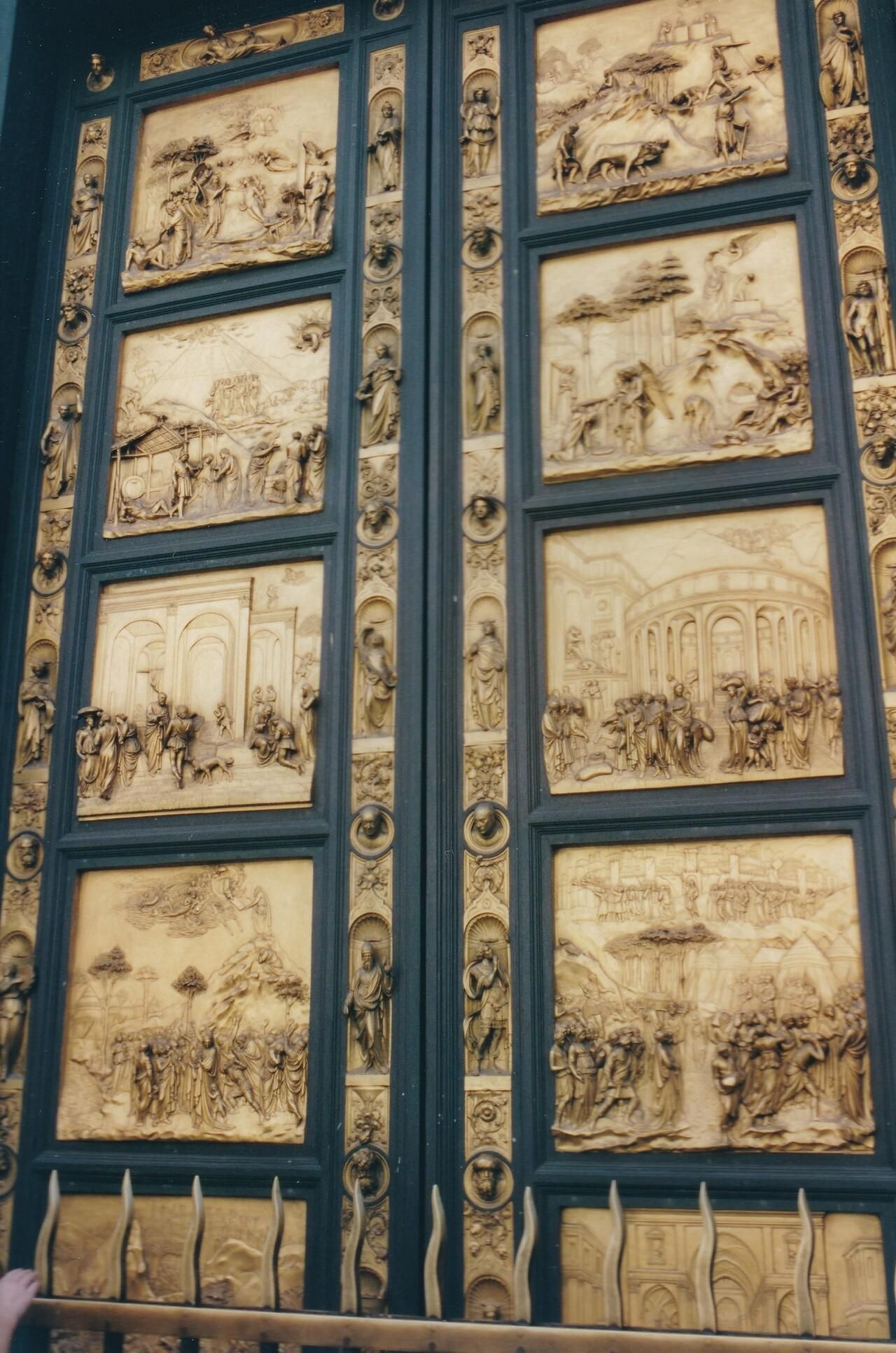 La Porte du Paradis à Florence en Italie, en bronze doré, dont on voit ici les huit panneaux supérieurs sculptés.