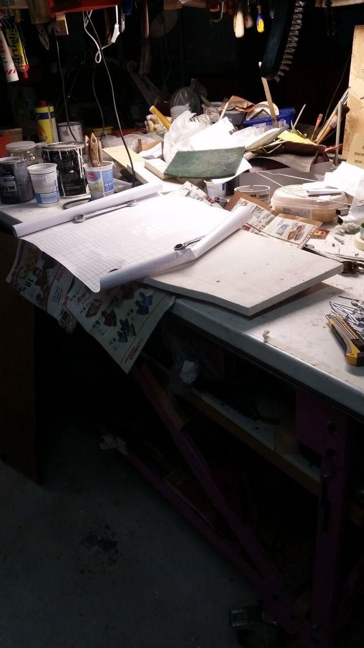 Pannello per le chiavi con un rotolo di PVC appoggiato sopra, ancora da rifilare.