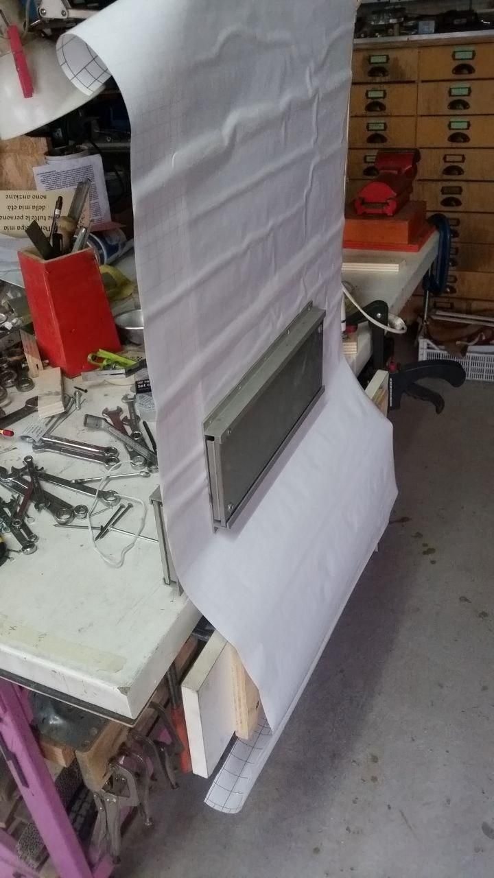 Il pannello per le chiavi, di truciolato spesso 16 mm, con una calamita che acchiappa quella sulla faccia opposta con una forza tale da richiedere un piede di porco per separarle.