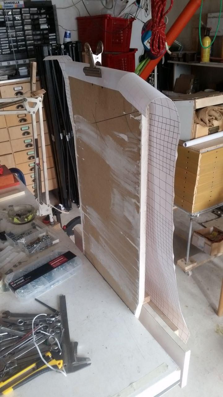 Pannello delle chiavi pinzato nella morsa di testa del tavolo per stendere la pellicola di PVC e tagliare gli angoli lungo le bisettrici (più o meno).