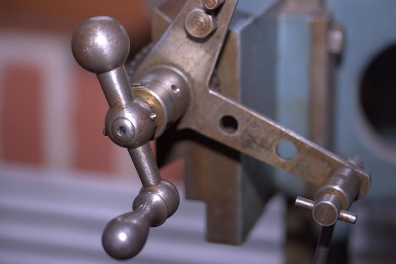 Manovella (probabilmente in ghisa) di una macchina utensile non determinata.