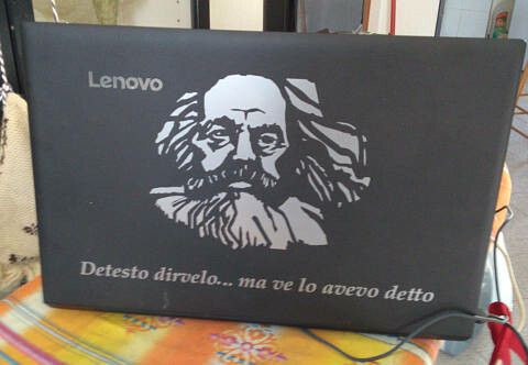 Computer portatile con ritratto di Marx e scritta "Detesto dirvelo… ma ve lo avevo detto"