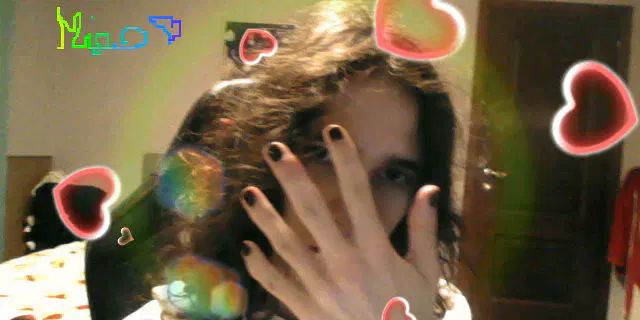 Selfie con il 3DS con la mia manina con lo smalto davanti alla mia faccia. Effetti di cuori a schermo e scritto a pennarello arcobaleno in alto "Miao💙"