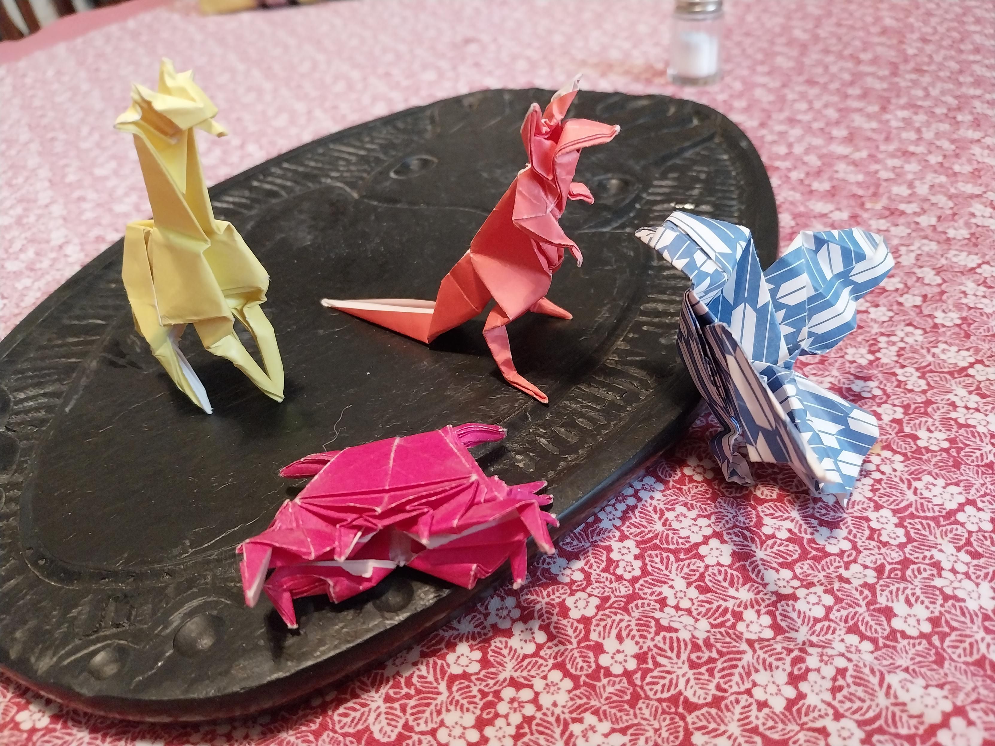 Animaux en origami bien compliqués (à mes yeux du moins)
Girafe jaune
Kangourou orange
Crabe fuchsia 
Oiseau bleu