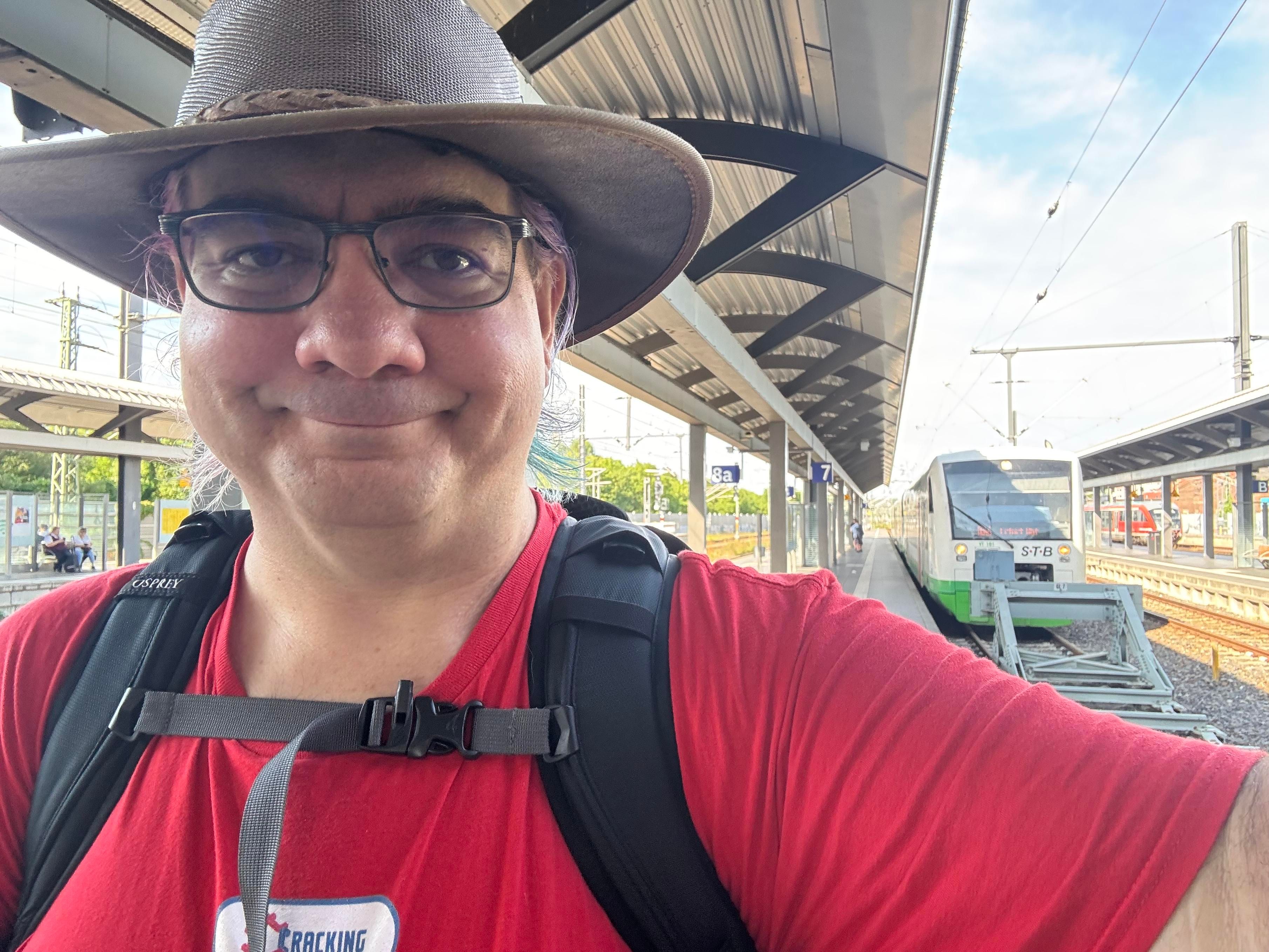 Selfie of me wearing a red t shirt and with RB23, a class 422 Bombardier Talent, pulling in behind me on Erfurt platform 7