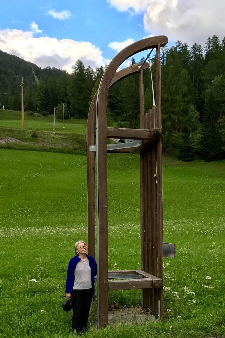 Puinen ehkä viisimetrinen veistos joka on jättimäinen sveitsiläistyylinen kelkka.