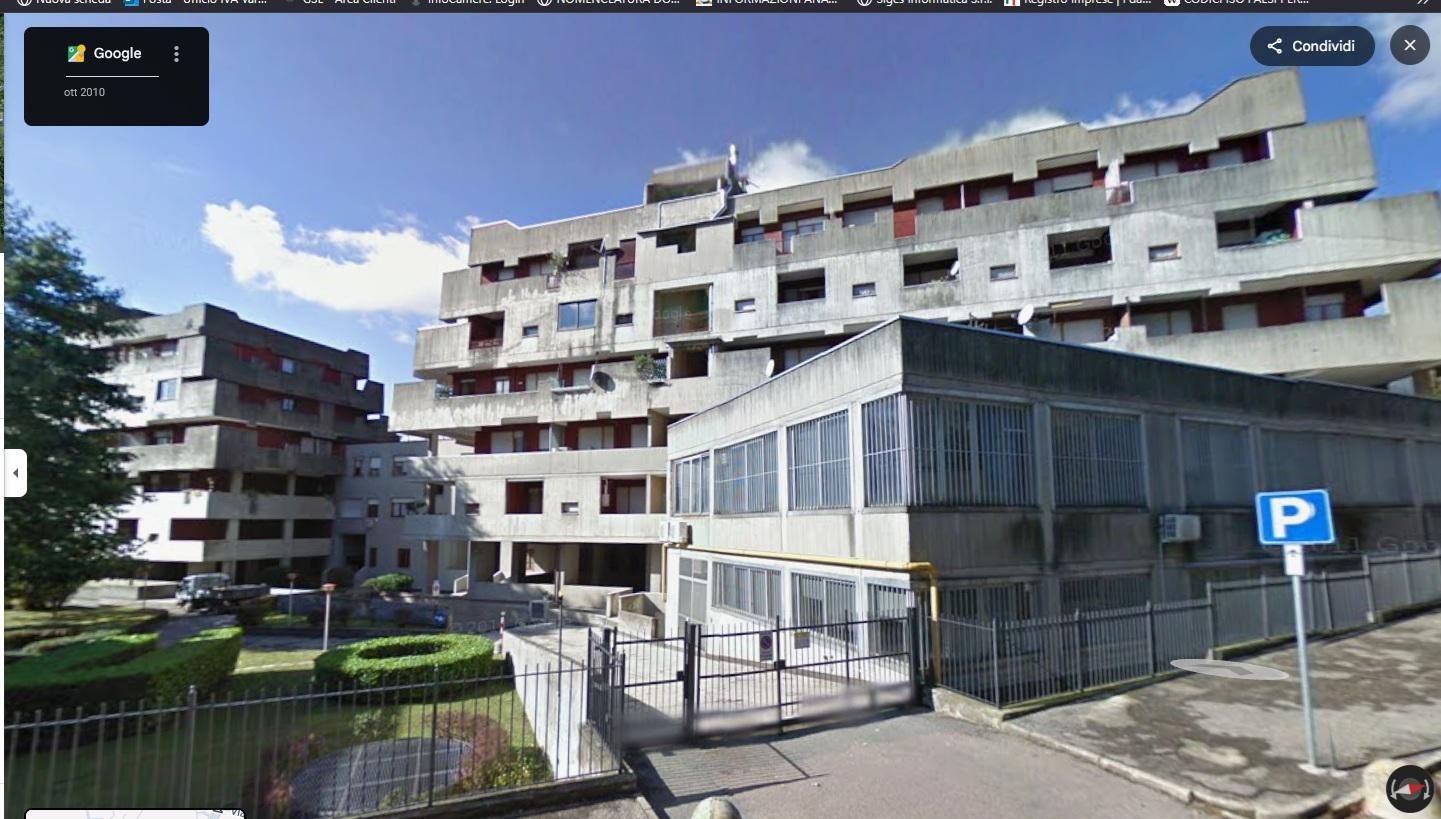 una colata inutile di cemento con sbarre ed un piccolo cortile che, nel contesto, brilla come un'oasi di verde lussureggiante