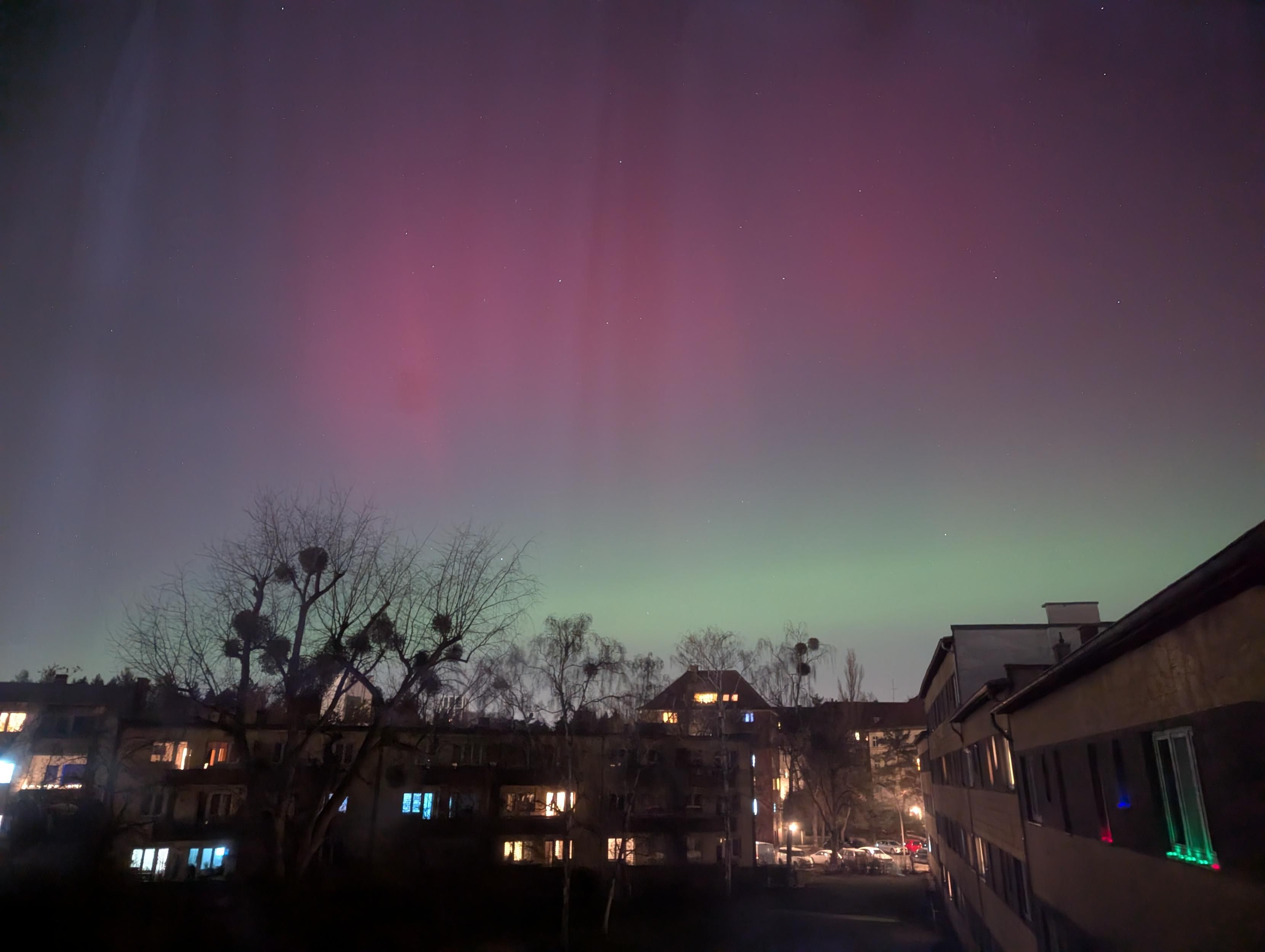 Foto notturna brutta scattata dalla mia finestra. Verso l'orizzonte c'è un alone di aurora verdino, più in altro rosiccio.