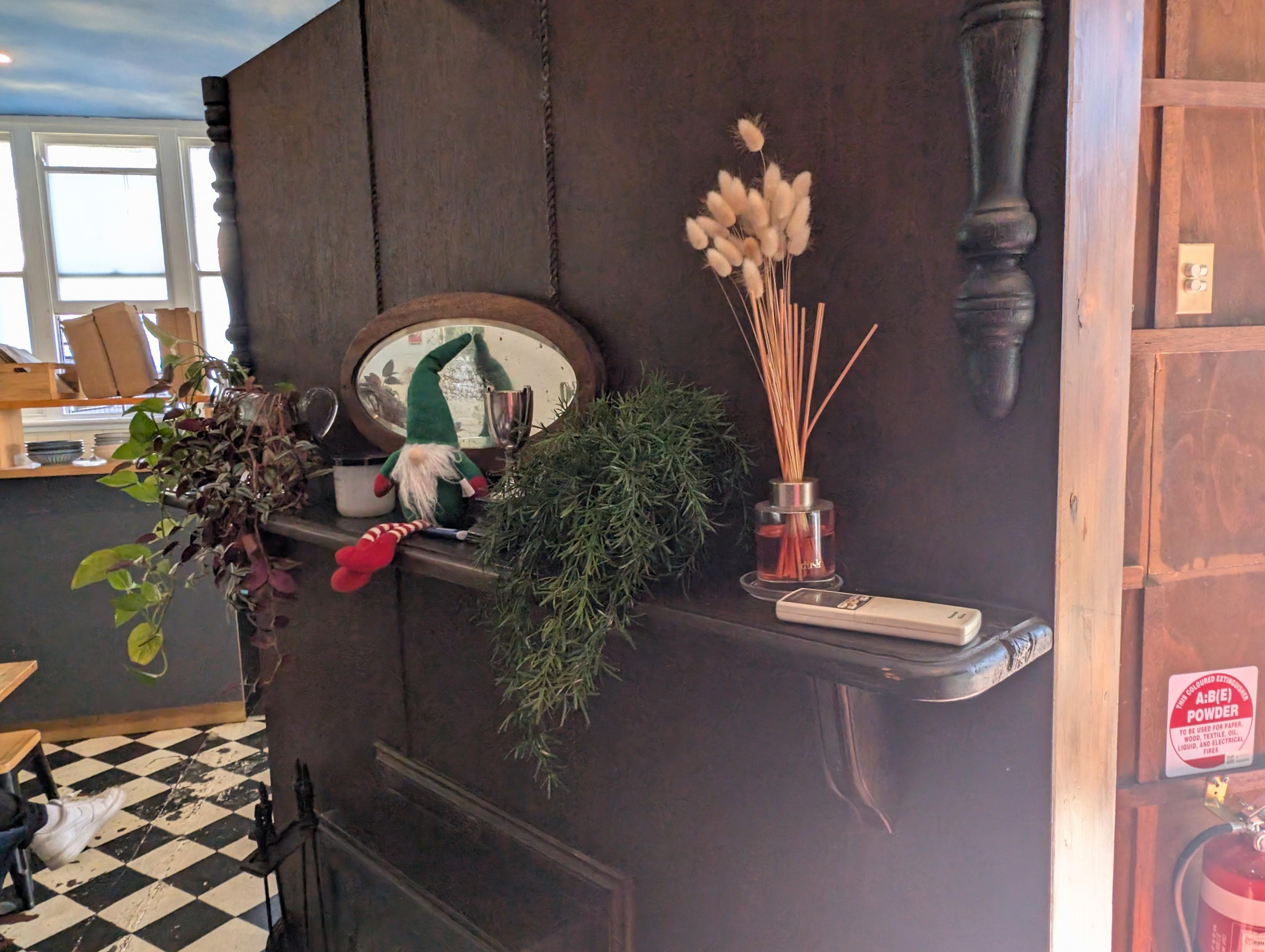 The elf on a mantle place