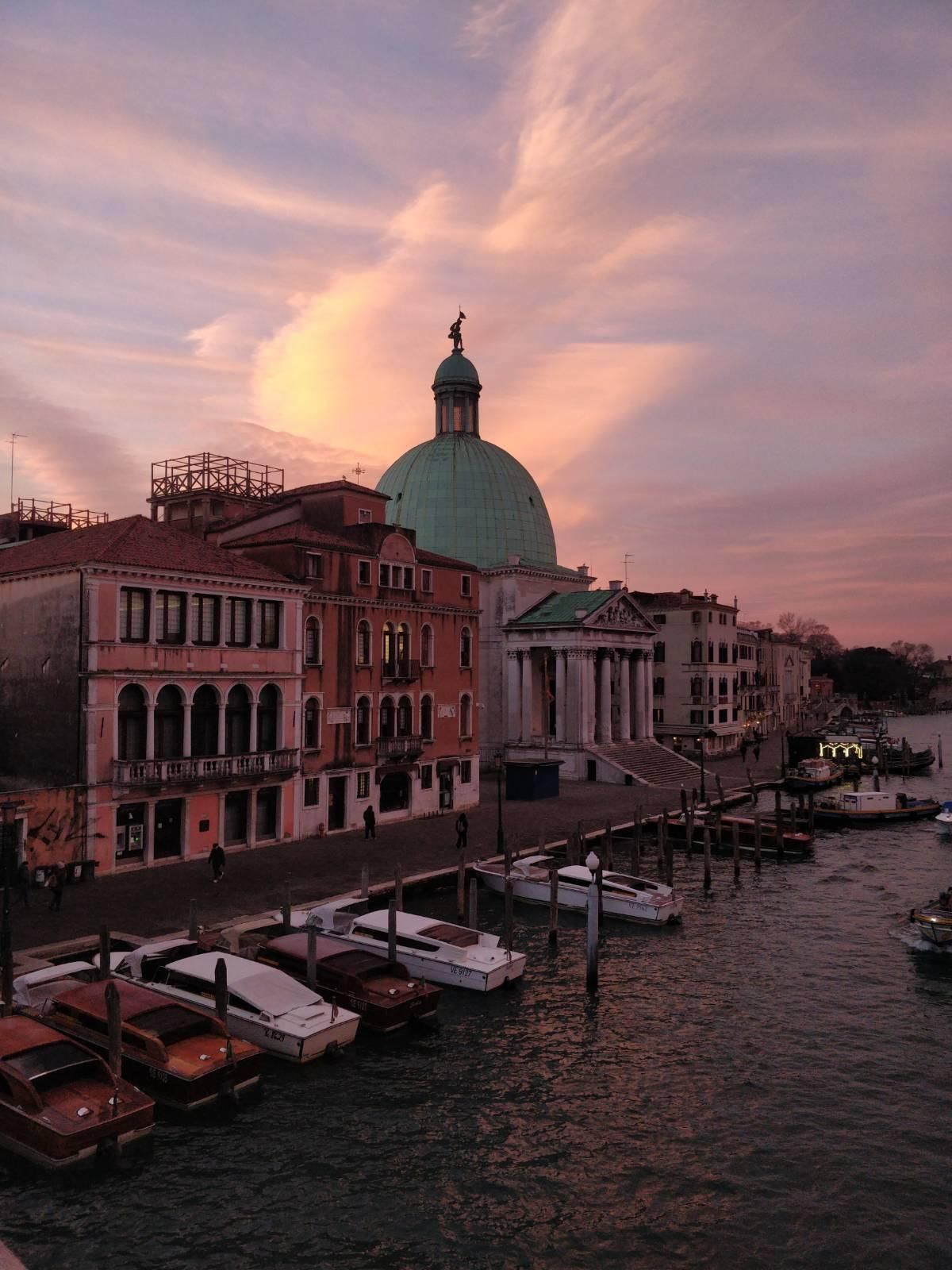 Foto della cupola di San Simeon Piccolo vista dal Ponte dei Scalzi, sullo sfondo di un cielo rosa con nuvole disordinate