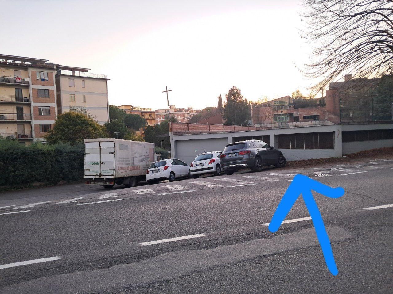 Chiesa anonima di Siena con freccia blu per vedere che sia effettivamente quella