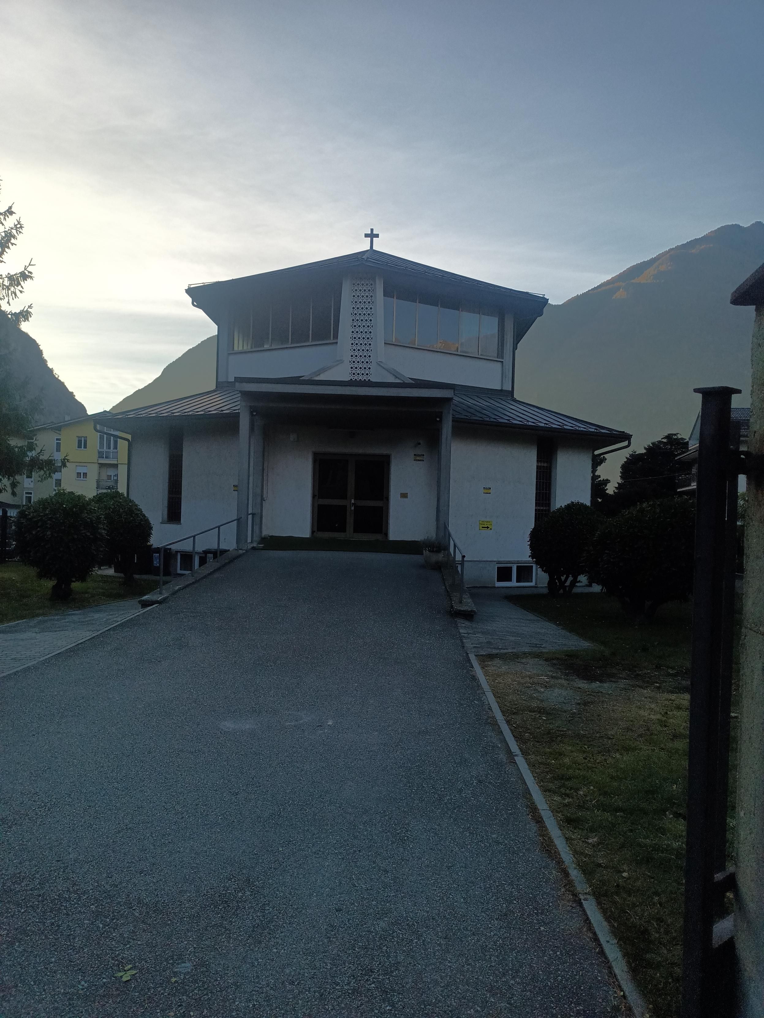 Una chiesa che se togliamo la croce sopra potrebbe sembrare una casa privata