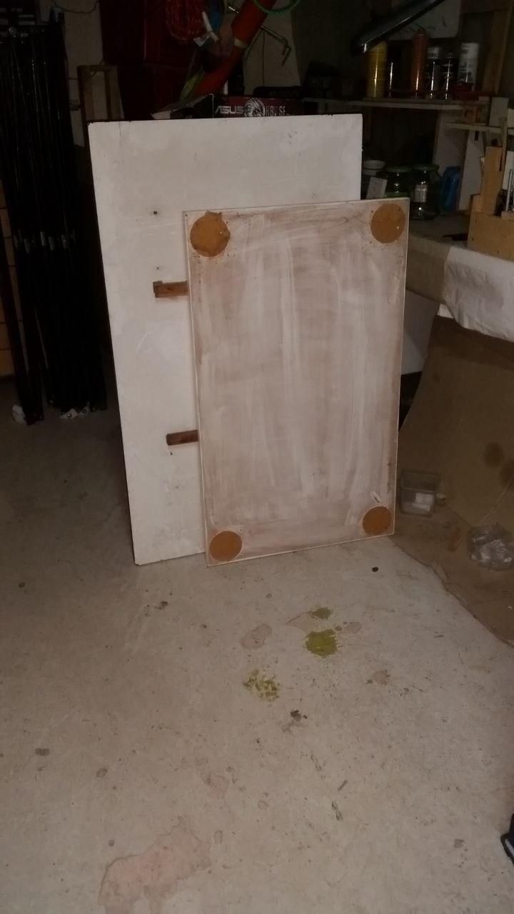 Due tavoli bianchi provenienti da qualche cucina, visti dal lato inferiore.
