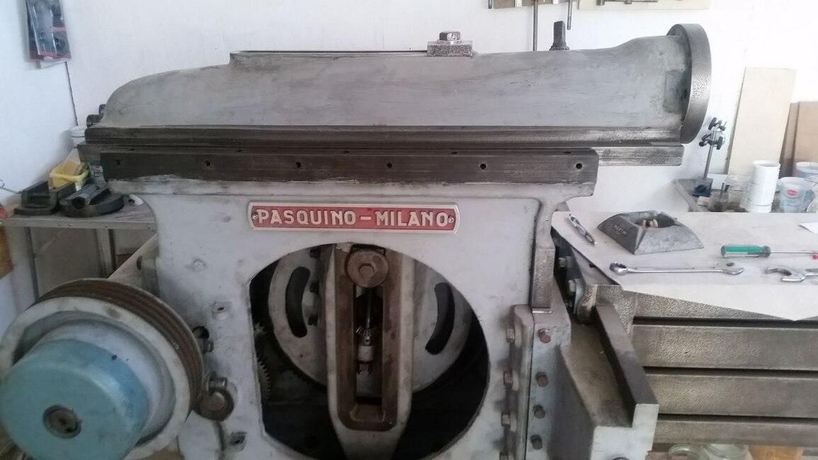 Mon étau-limeur, italien "limatrice", anglais "metal shaper".