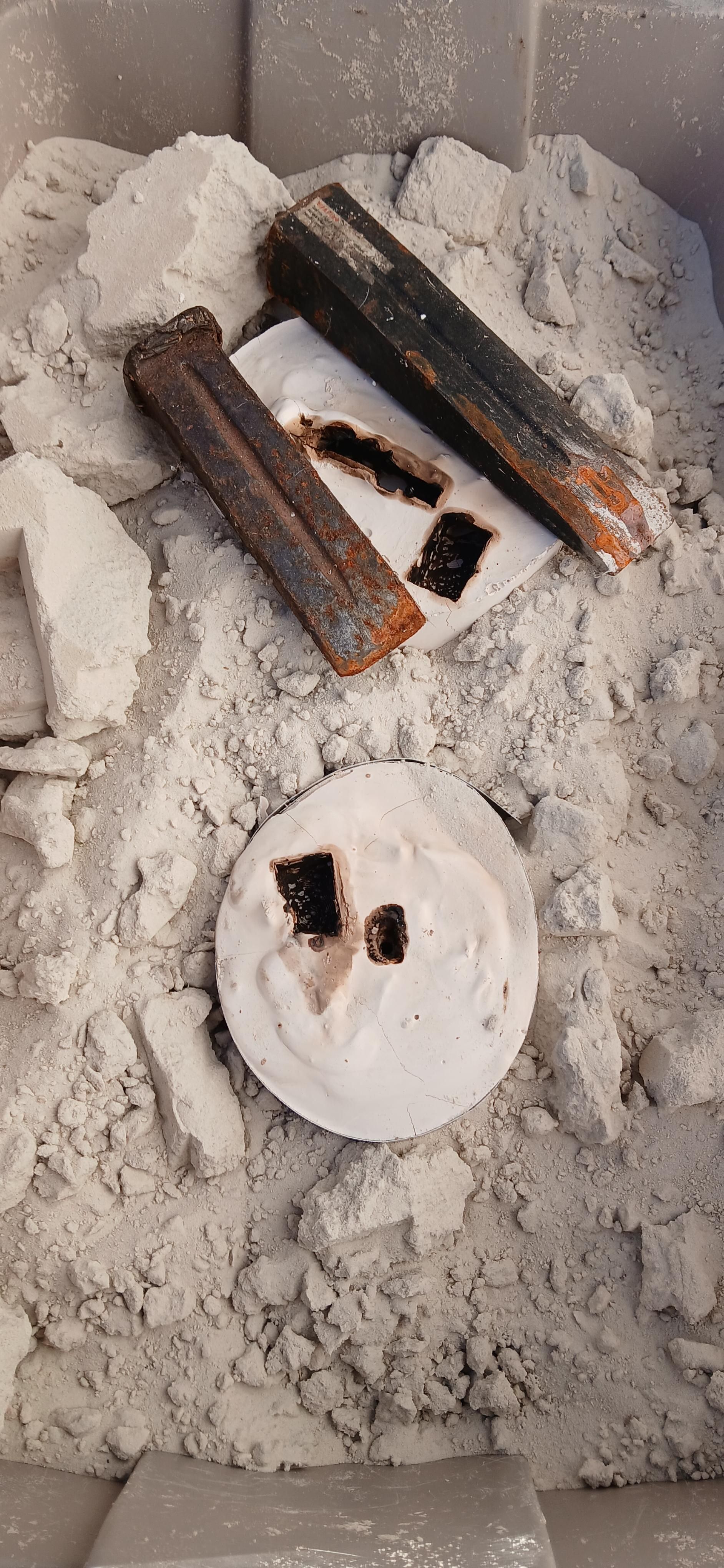 Investment molds in greensand with steel weights (splitting wedges)