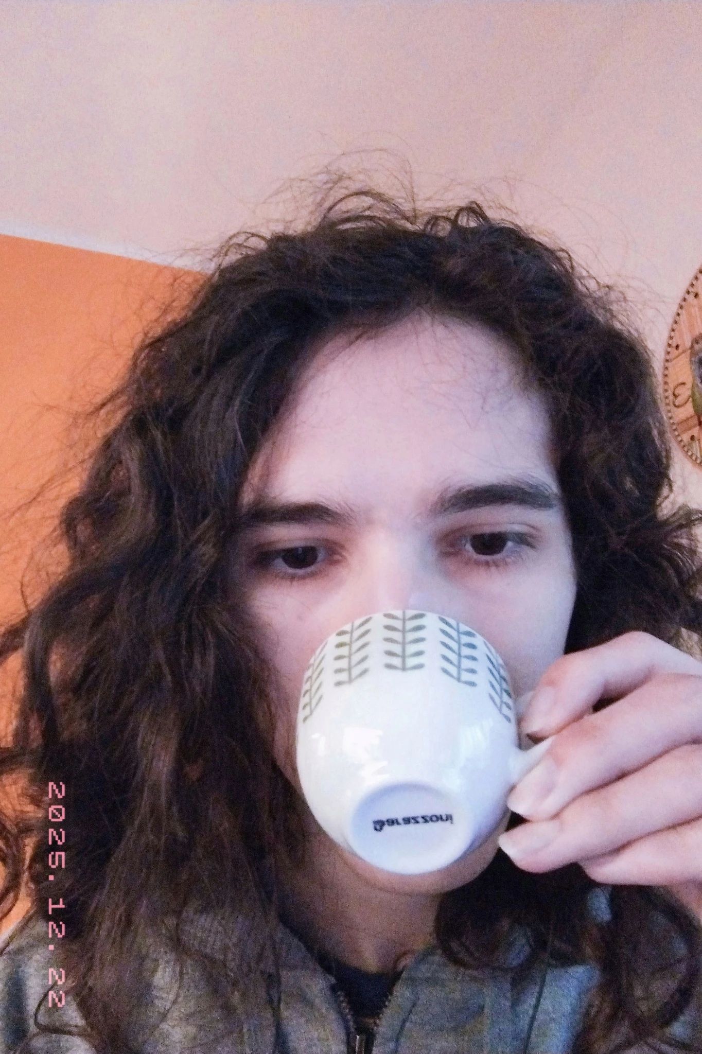 Selfie mentre bevo il caffè, ho gli occhi mezzi chiusi