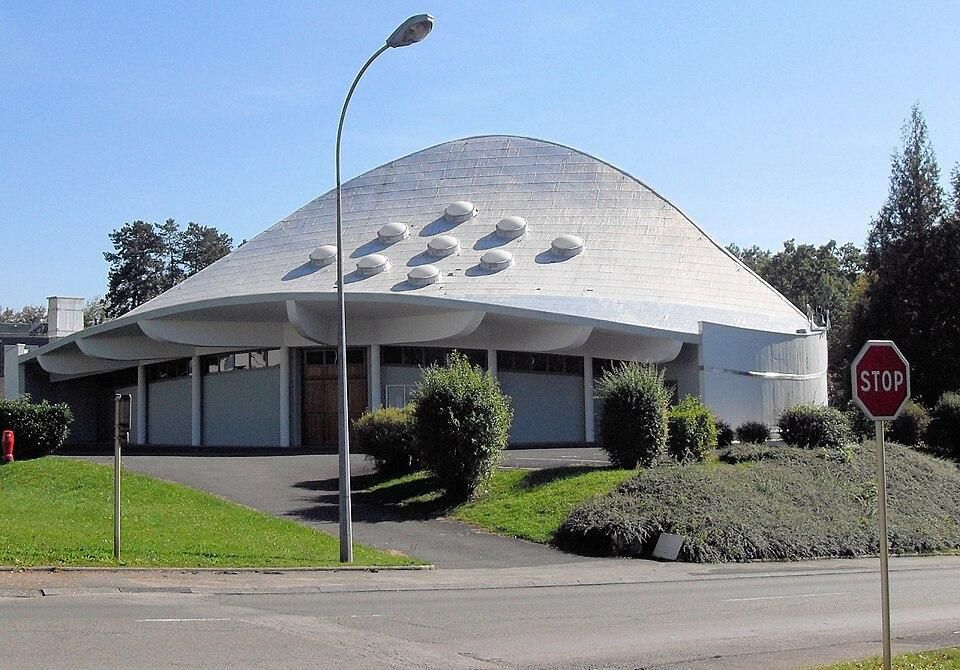Église Saint-François des Fougères à #GrandCharmont (#Doubs) La construction d'un lieu de culte catholique, pour un nouveau quartier du village de Grand-Charmont, est demandée en 1967 à l'architecte Pierre Duma...
Suite 👉 https://monumentum.fr/architecture-contemporaine-remarquable/acr0000210/grand-charmont-eglise-saint-francois-des-fougeres
#Patrimoine #ArchitectureContemporaine
Photo CC-BY-SA 4.0 : Rauenstein