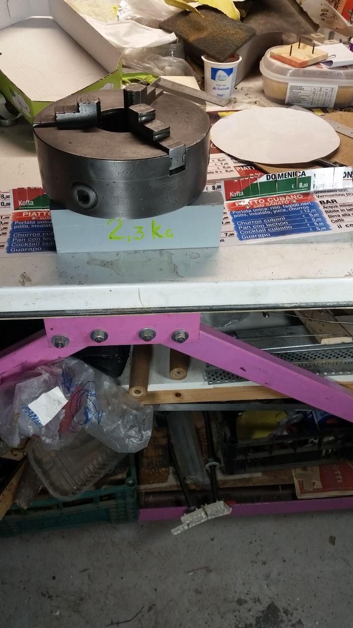 Due bordi plastificati, con sopra due pezzi di ferro sopra i quali è appoggiato il mandrino, per esercitare una forte pressione.