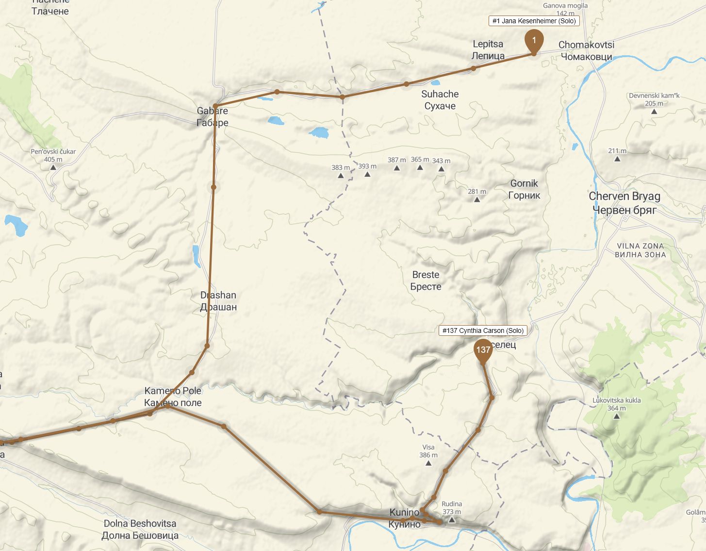 Screenshot der Karte des Rennens.  Die Tracks von Cap1 und Cap137 sind zu sehen, die sich an einer Weggabelung trennen, weil beide sich für unterschiedliche Routen entschieden haben. Cap1 auf der nördlichen Route liegt jetzt vor Cap137 - vorher war es anders herum.