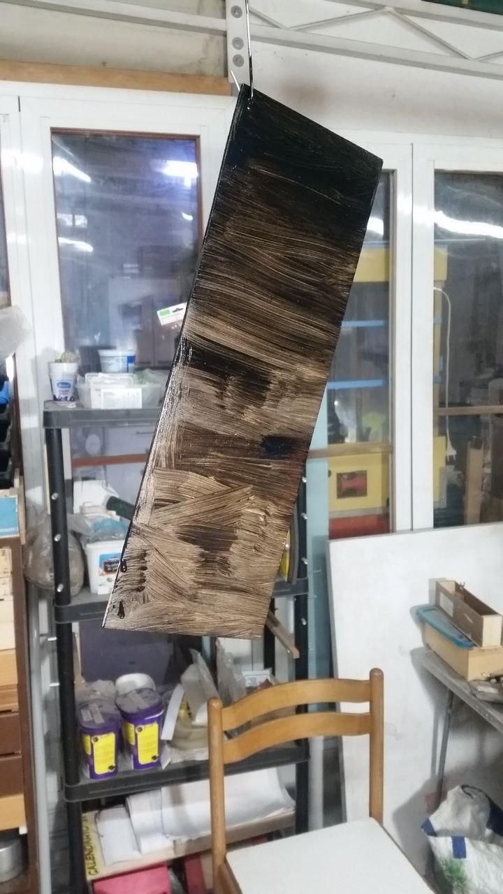 Il pannello più di sinistra.
Sopra sembra più scuro perché è un po' in ombra rispetto al sotto, ma è tutto poco coperto.