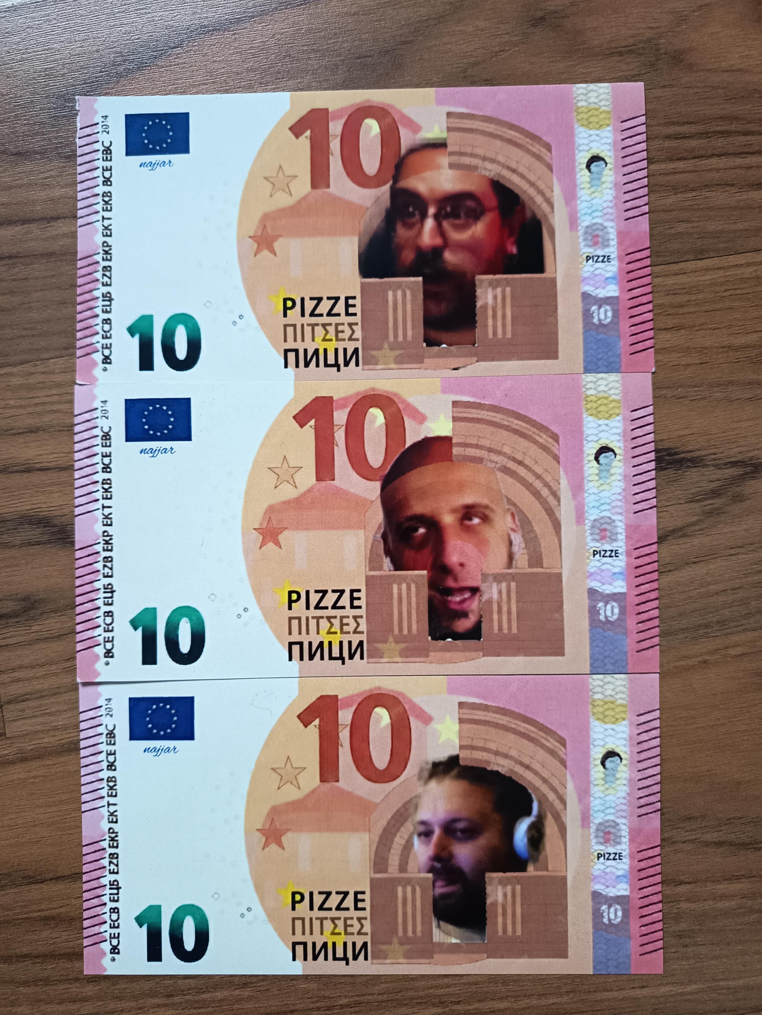 10 euro finti con scritto "10 pizze" e le facce di Lorro, Nick e Sio di Power Pizza Podcast
