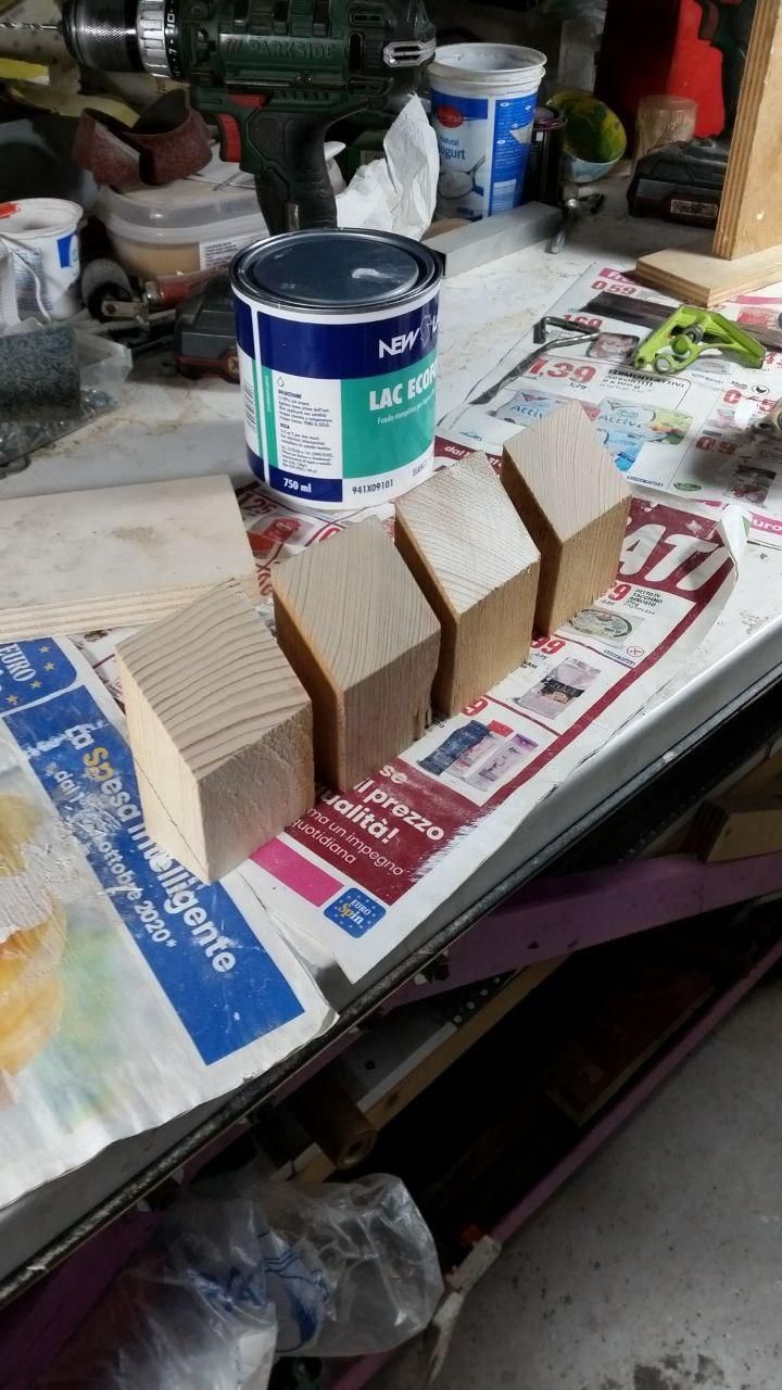 Non sono le casette del Monopoli, ma i blocchetti da mettere a fianco delle zampe per allargarne la base.