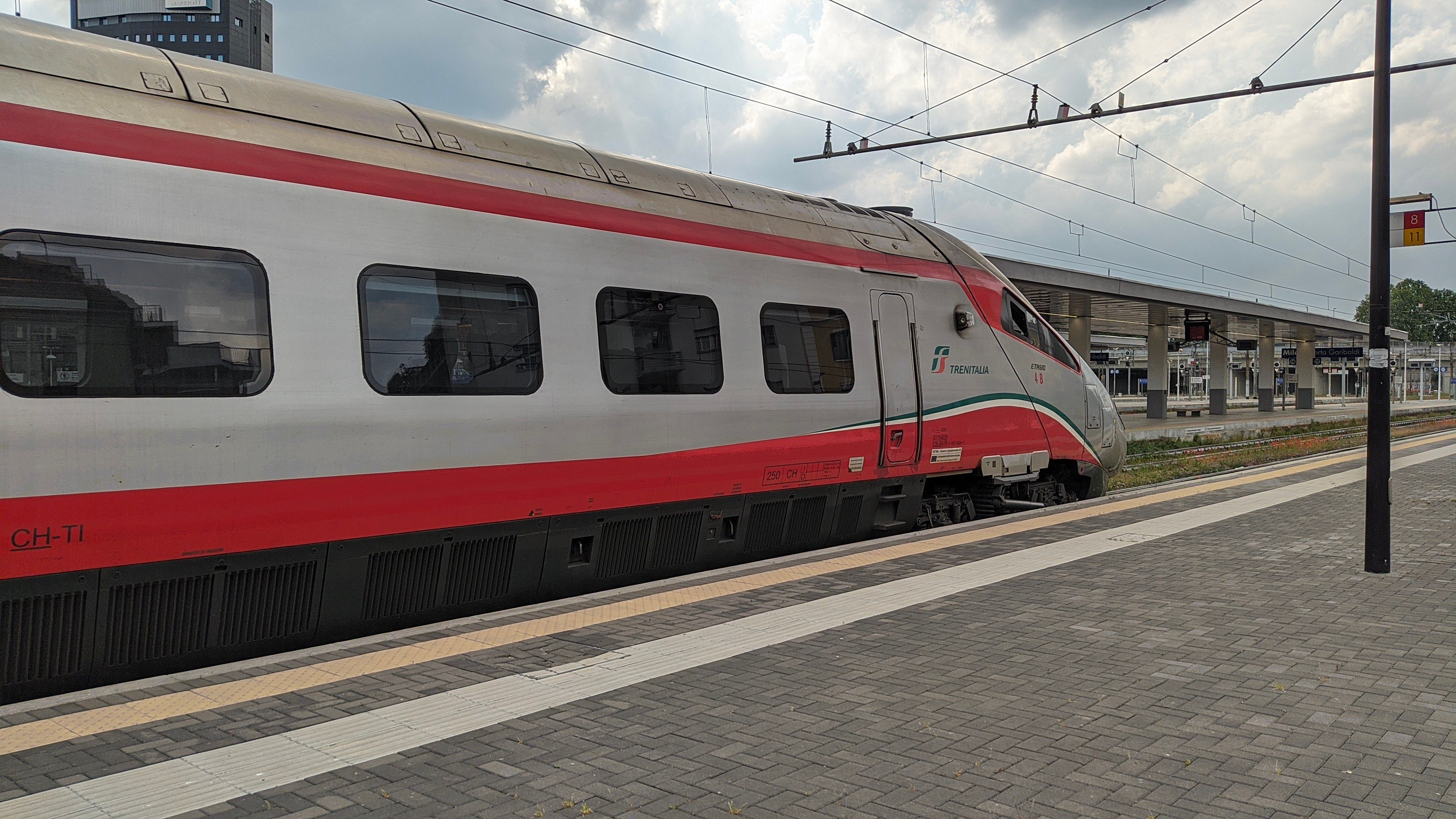 Trenitalia ETR 610 in silber mit roten Streifen am Bahnhof Milano Porta Garibaldi