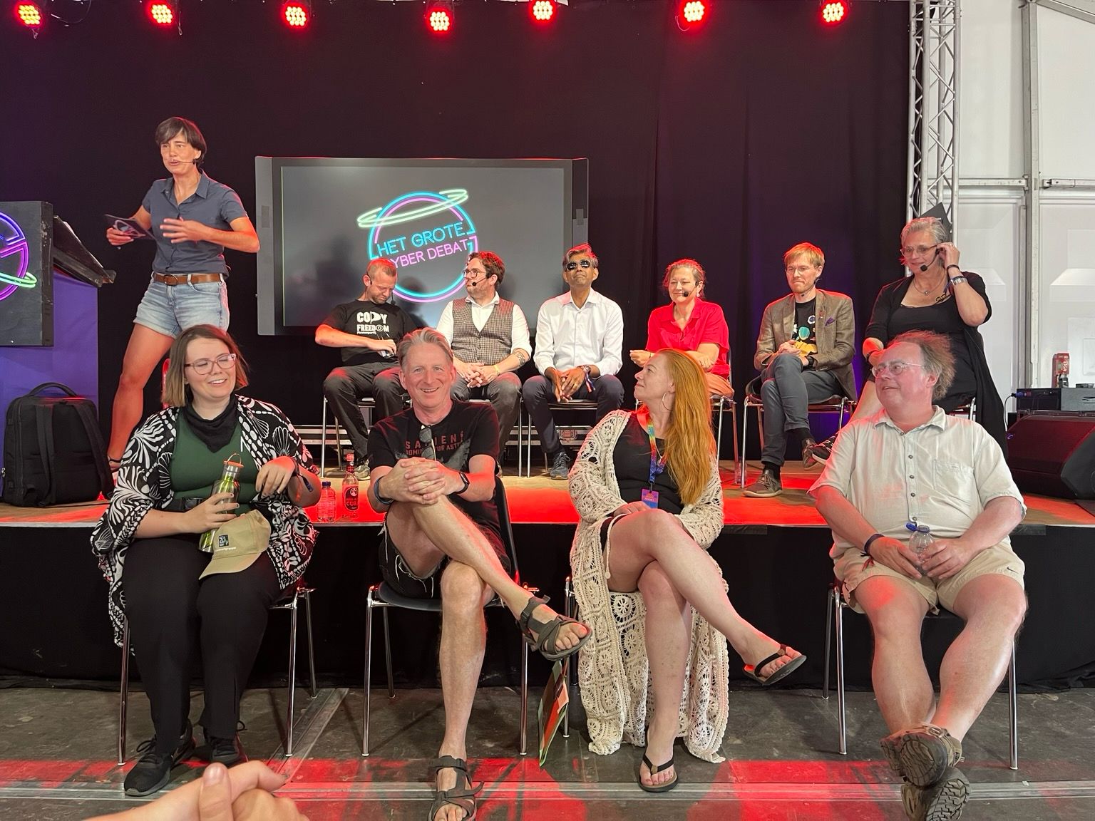 Politici op het podium, experts op de grond