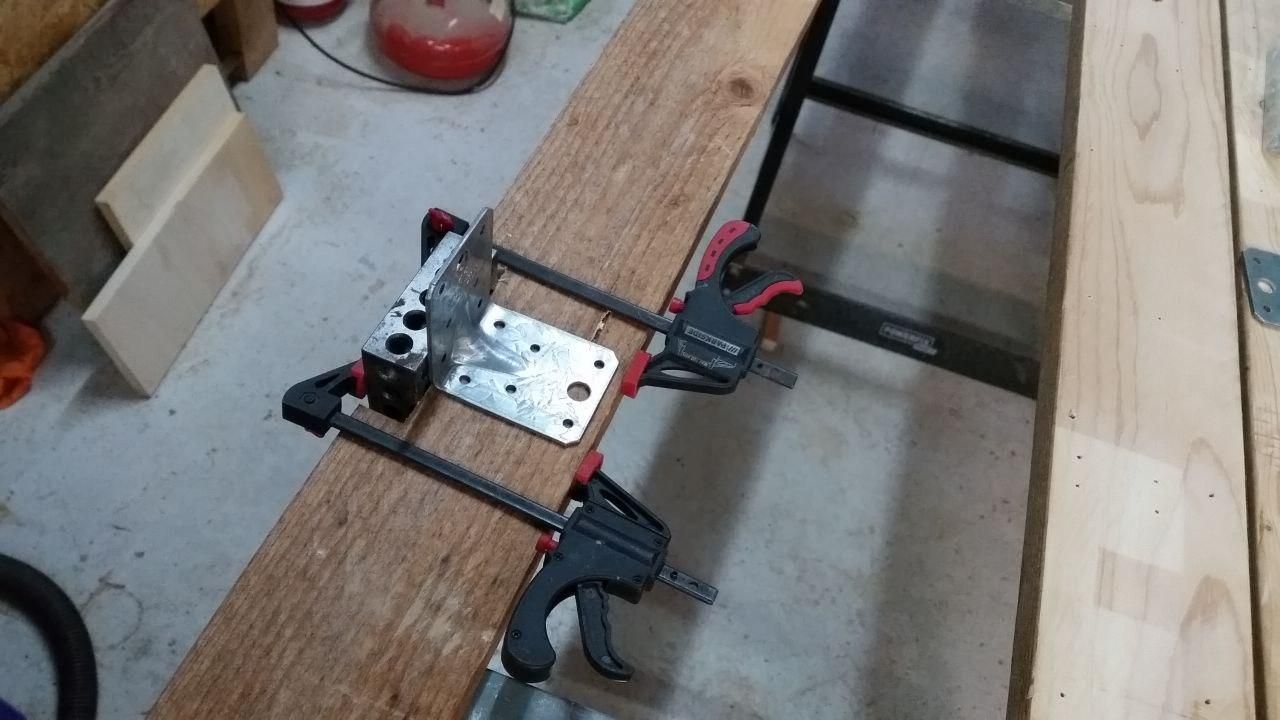 Blocchetto 1-2-3 morsettato nello scasso di una favola, per fare da battuta a una staffa a L (L come Lidl, ovviamente…).