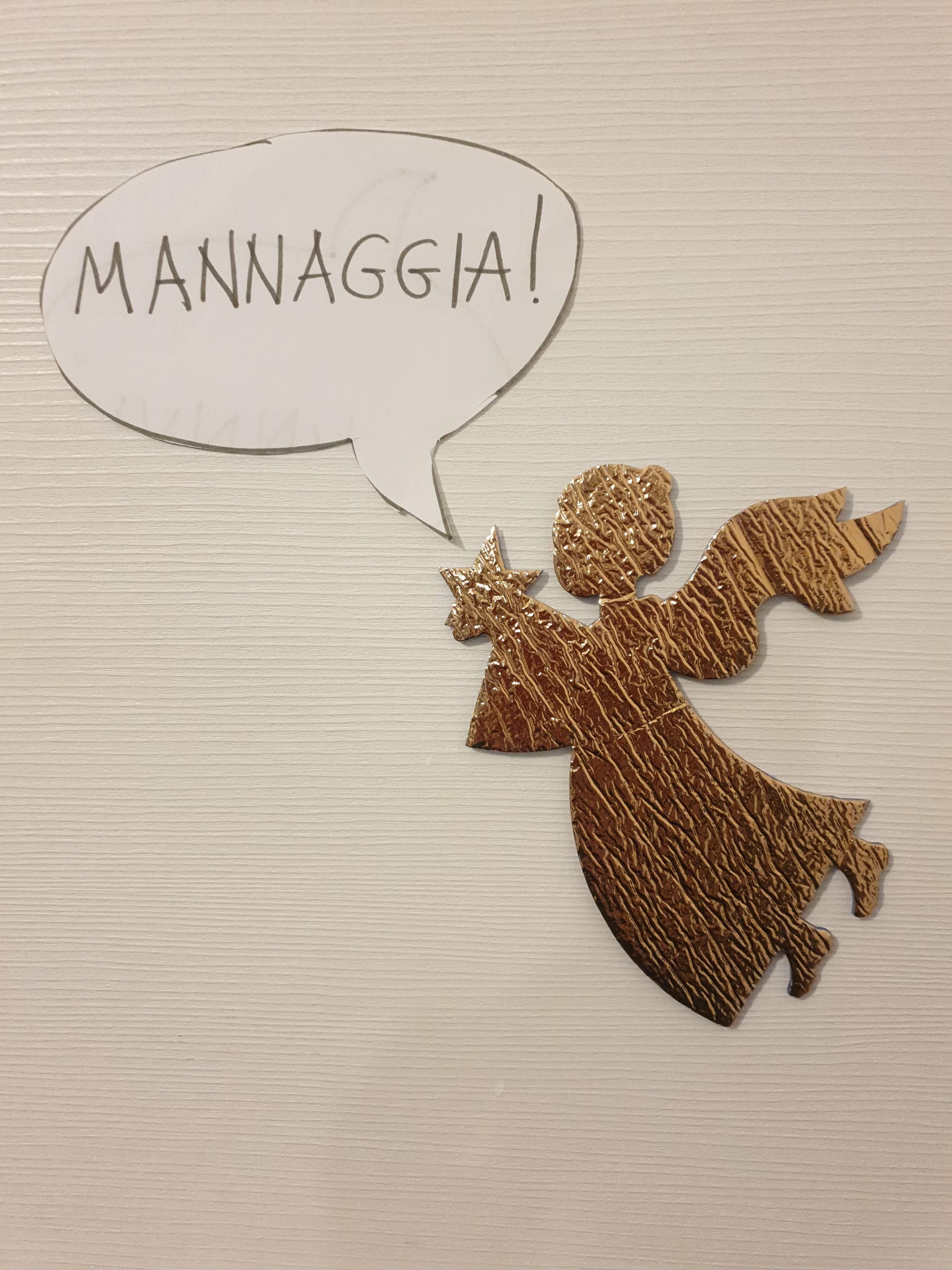 Sagoma dorata di un angioletto con un fumetto che dice "mannaggia!"
