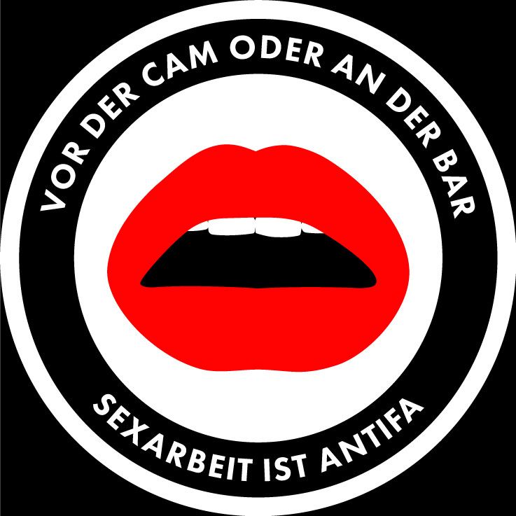 Ein Bild von einem runden Abzeichen mit Antifa-Motiv. Das Motiv zeigt eine Illustration von einem leicht geöffneten Mund mit roten Lippen und es enthält den Text "Vor der Cam oder an der Bar, Sexarbeit ist Antifa"