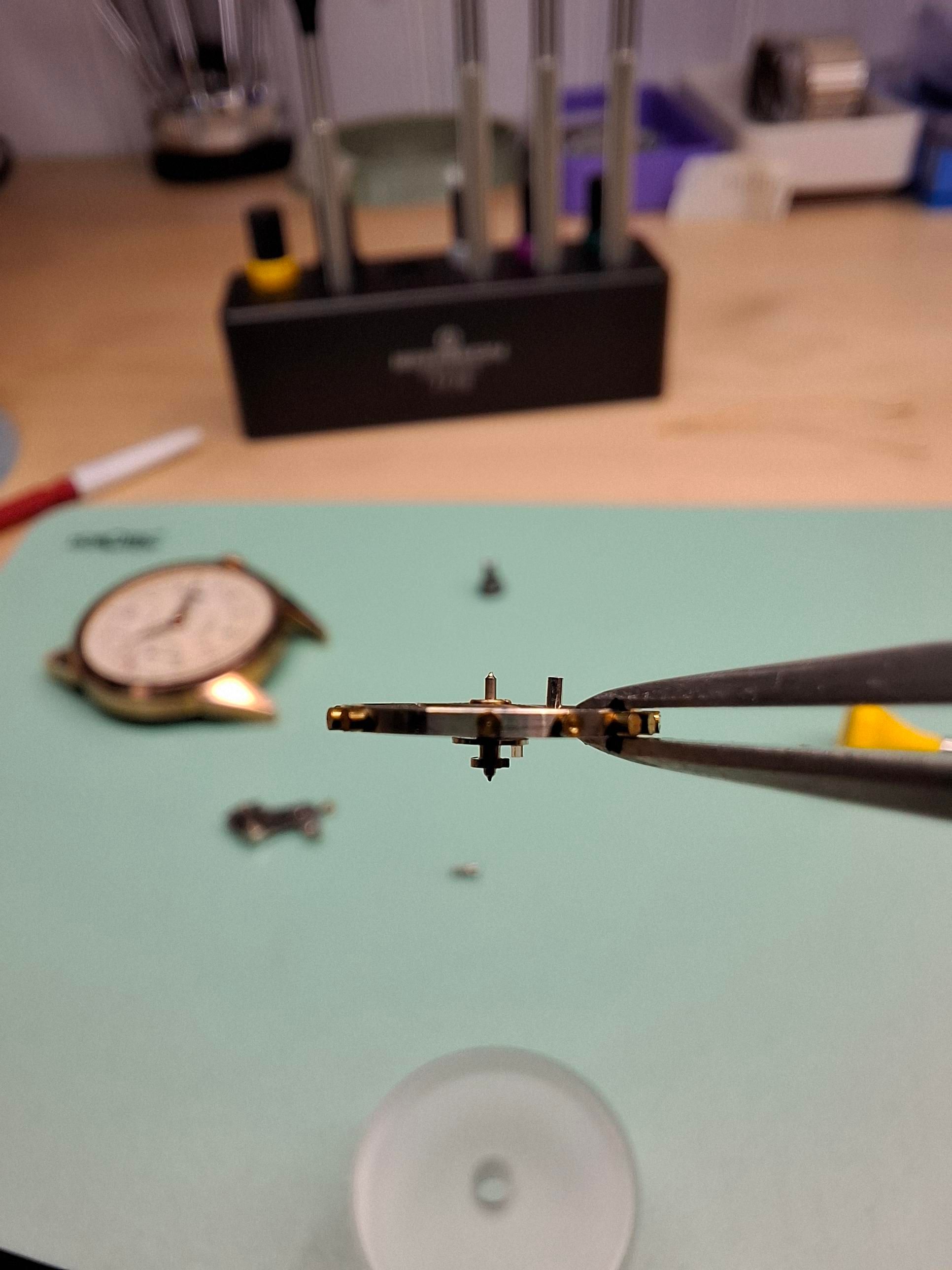 Balancier d'un landeron 48 de profil. Pivots supérieur et inférieur cassés