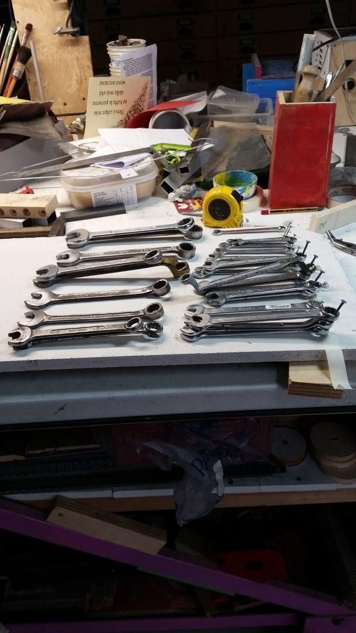 La prima riga è di chiavi da 5,5 mm a 13 mm, da sinistra a destra.
La seconda (a sinistra nella foto) va da 14 mm a 19 mm, ma ordinate in senso opposto.