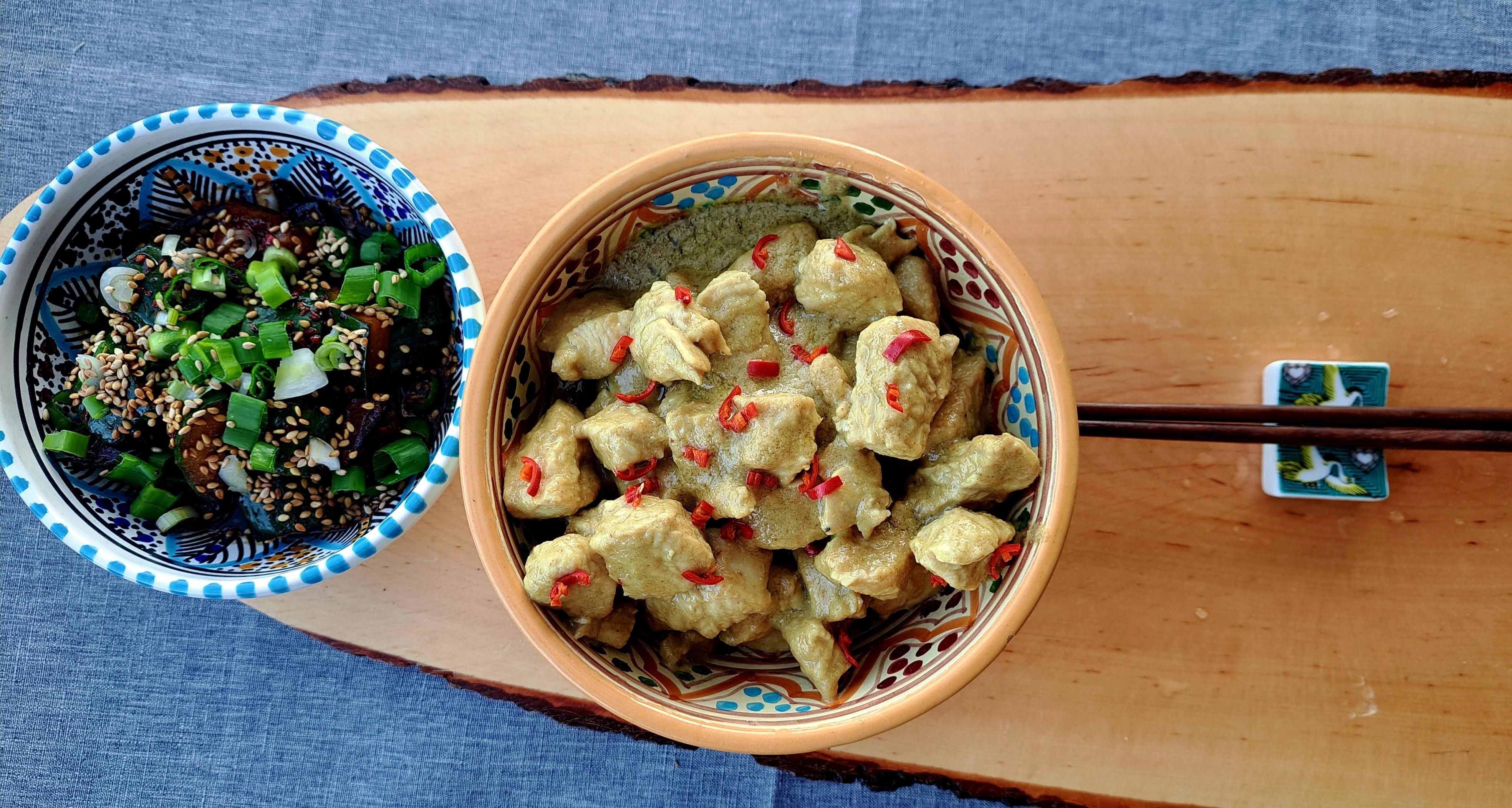 Grünes Thai Curry mit koreanischem Gurkensalat