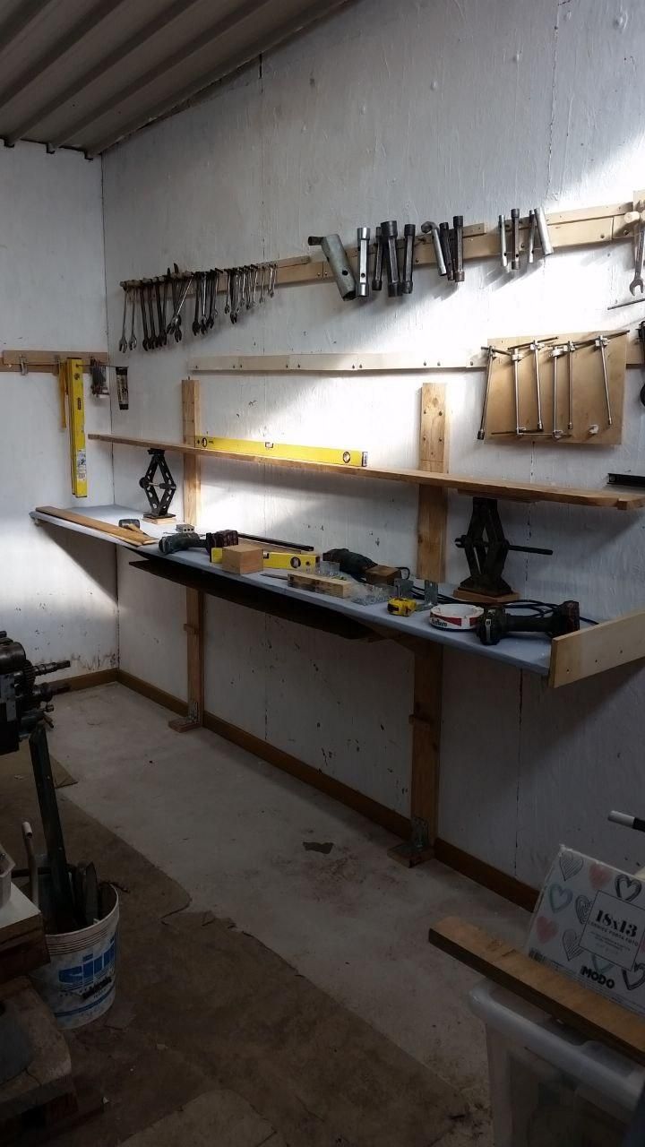 Scaffale (tavola) sorretto da due cric a parallelogramma per metterlo in bolla con precisione.