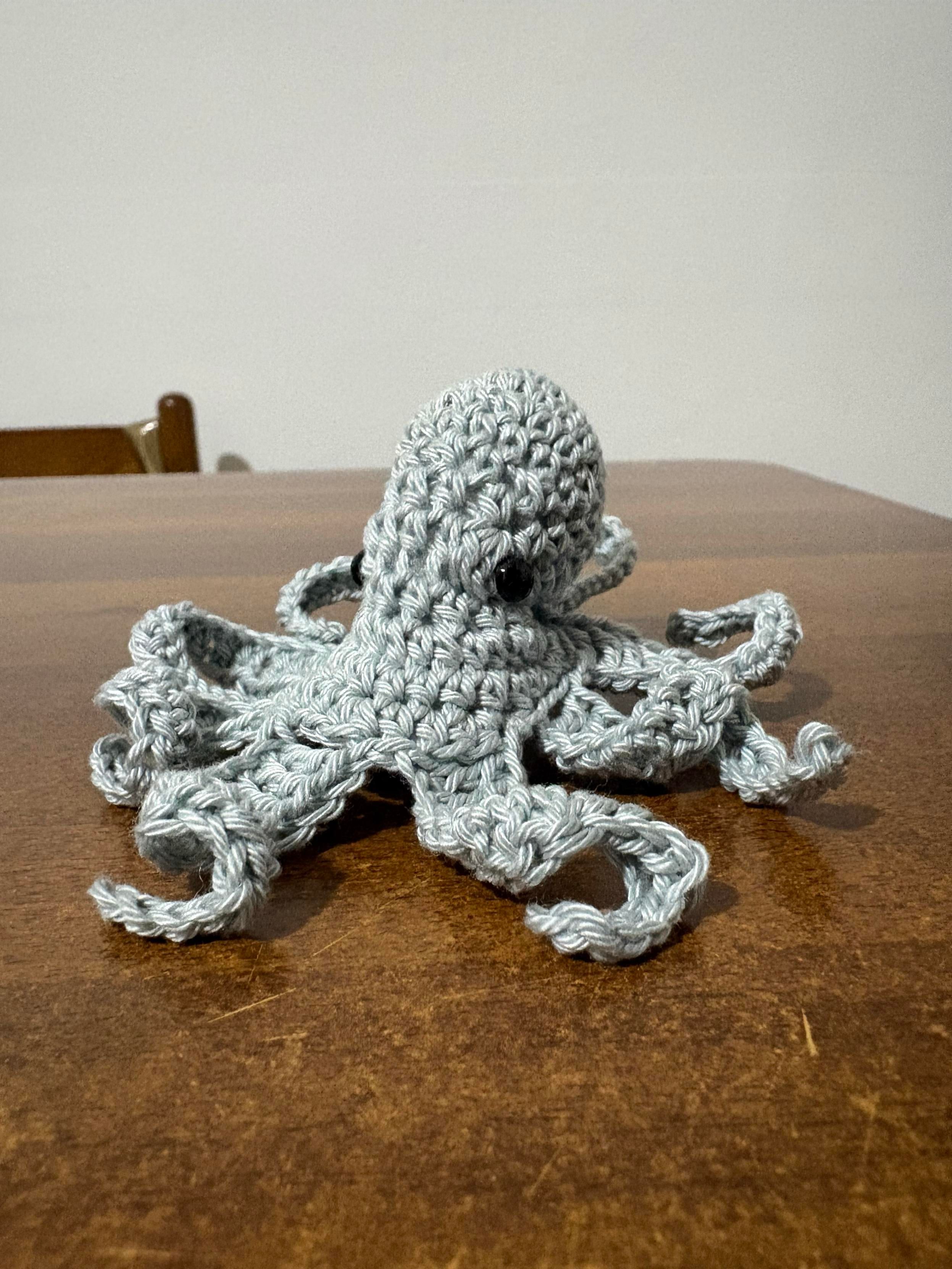 Primo piano di un polpo fatto all’uncinetto di colore grigio chiaro