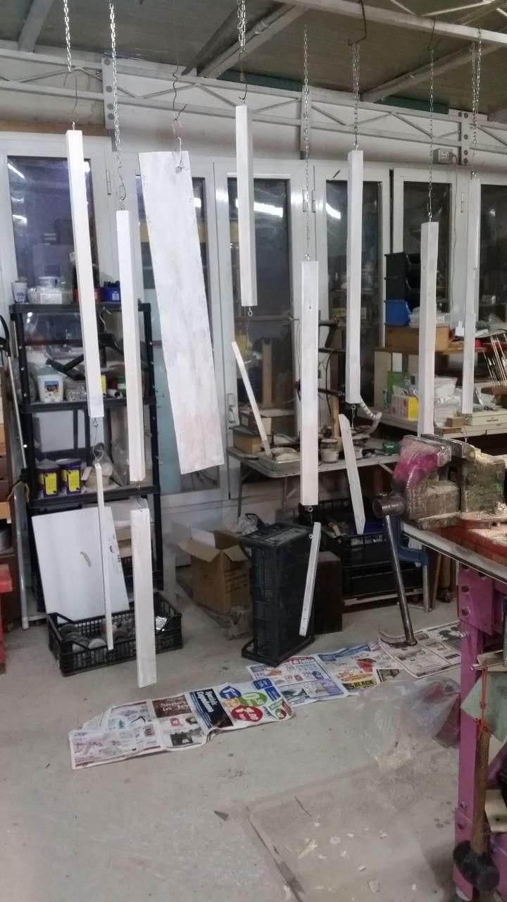 Struttura del tavolo semovente con una prima mano di fondo, appesa al soffitto non troppo lontano dalla stufa per asciugare.