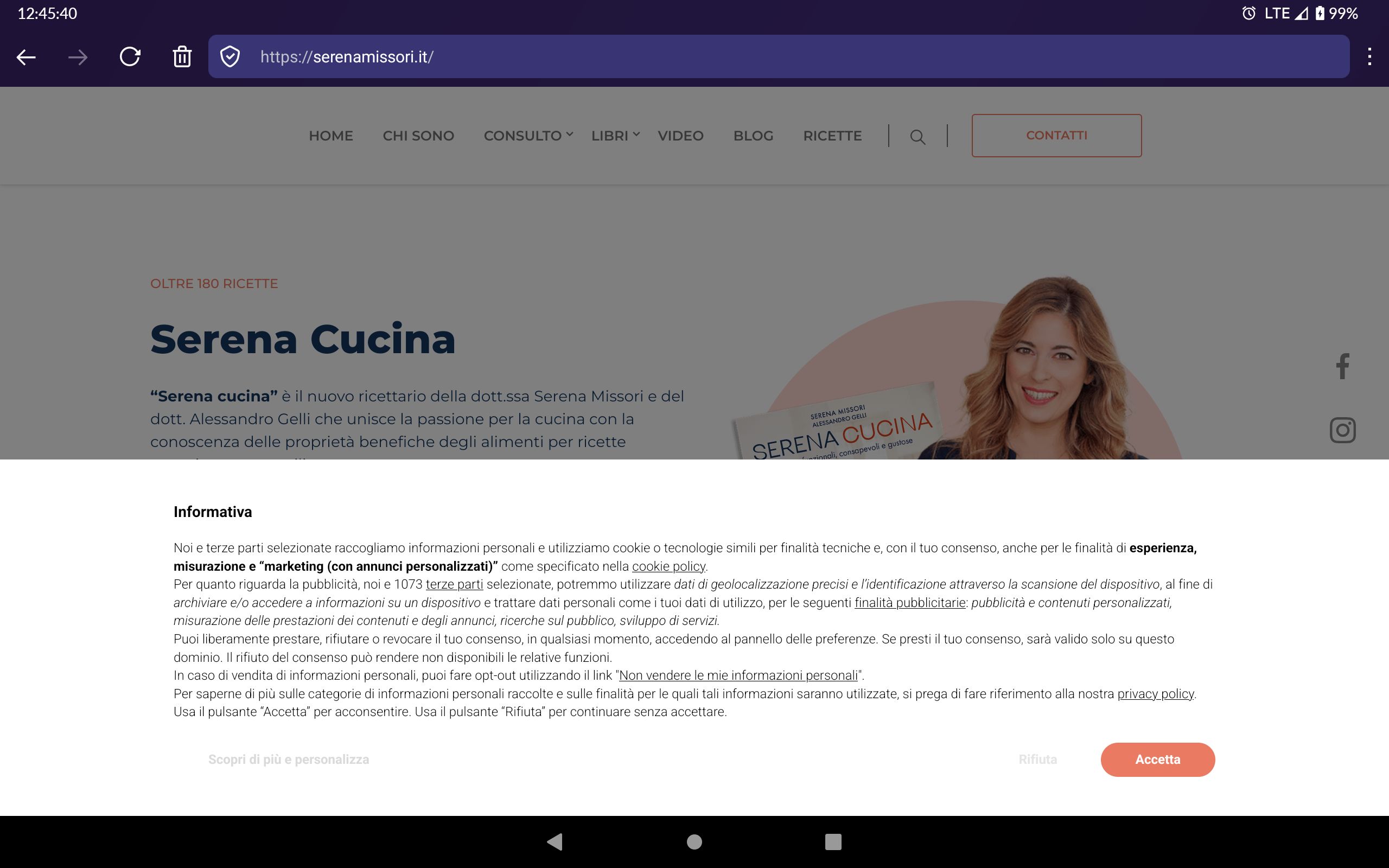 Una pagina web con la cookie banner in bella vista. Il pulsante "accetta" è di un bel rosso acceso, mentre "rifiuta" e "personalizza" sono scritti in grigio molto chiaro su sfondo bianco. Ammetto che io quei due pulsanti non li avevo visti subito, stavo per chiudere la pagina