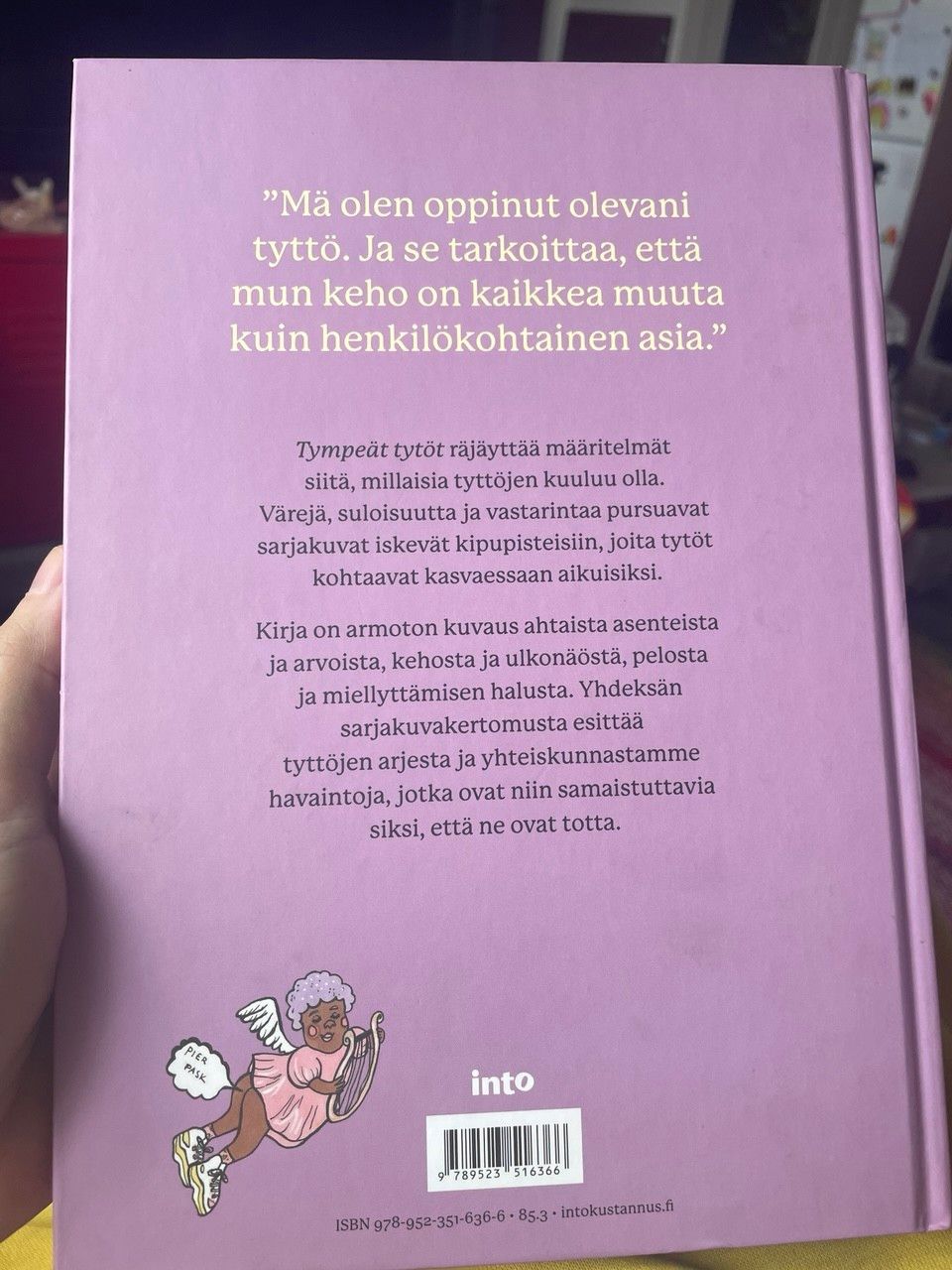 Takakansi. Alakulmassa pieni kerubi pyllistää. Pyllystä kuuluu ”pier pask.”

”Mä olen oppinut olevani tyttö. Ja se tarkoittaa, että mun keho on kaikkea muuta kuin henkilökohtainen asia." Tympeät tytöt räjäyttää määritelmät siitä, millaisia tyttöjen kuuluu olla. Värejä, suloisuutta ja vastarintaa pursuavat sarjakuvat iskevät kipupisteisiin, joita tytöt kohtaavat kasvaessaan aikuisiksi. Kirja on armoton kuvaus ahtaista asenteista ja arvoista, kehosta ja ulkonäöstä, pelosta ja miellyttämisen halusta. Yhdeksän sarjakuvakertomusta esittää tyttöjen arjesta ja yhteiskunnastamme havaintoja, jotka ovat niin samaistuttavia siksi, että ne ovat totta.