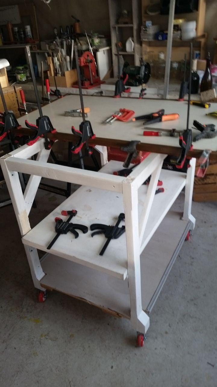 Tavolo semovente con il piano staccato per fissare meglio la bordatura con una quantità innumerevole di morsetti assortiti.
Il ripiano inferiore è già fissato.